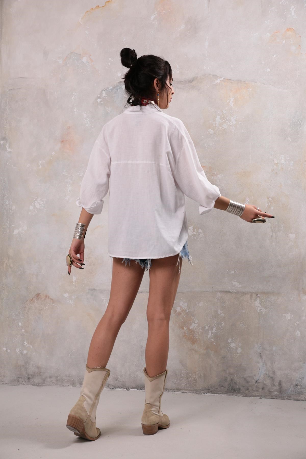  Beyaz Hakim Yaka Saçak Detaylı Gömlek