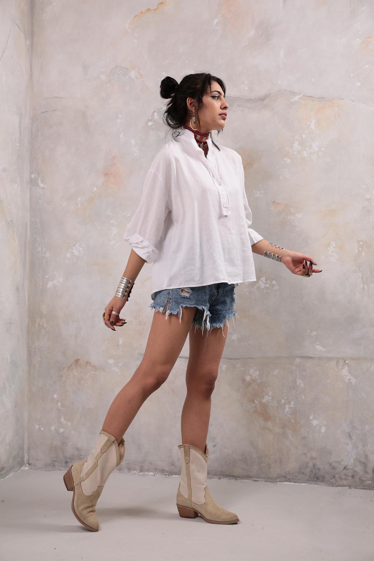  Beyaz Hakim Yaka Saçak Detaylı Gömlek