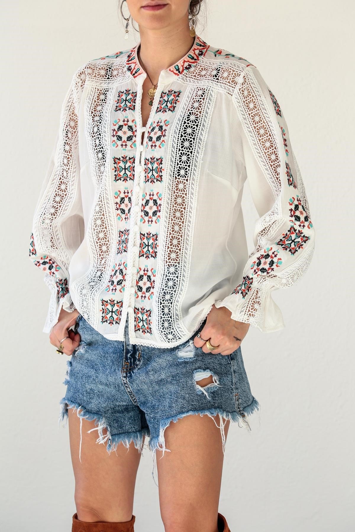  Beyaz İşlemeli Güpür Detaylı Gömlek