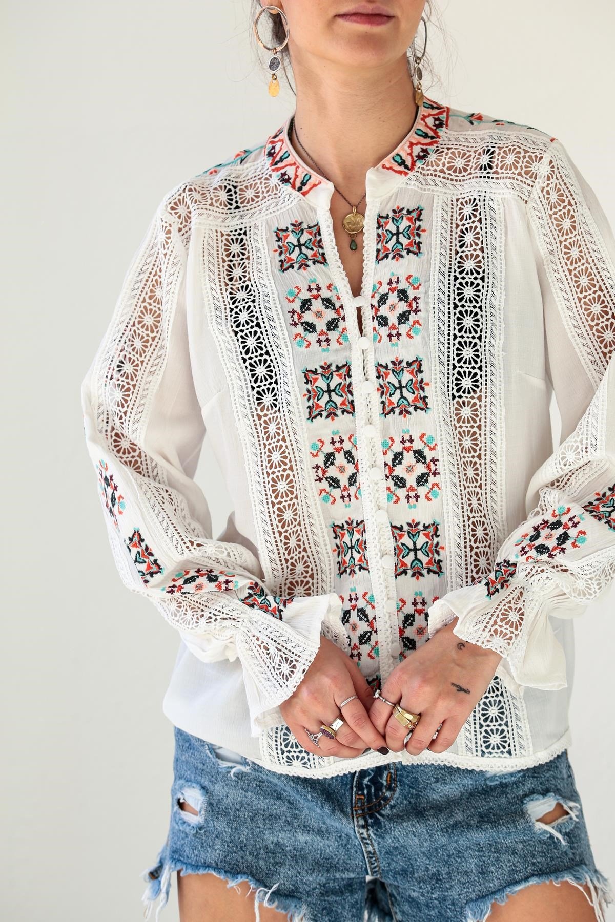  Beyaz İşlemeli Güpür Detaylı Gömlek