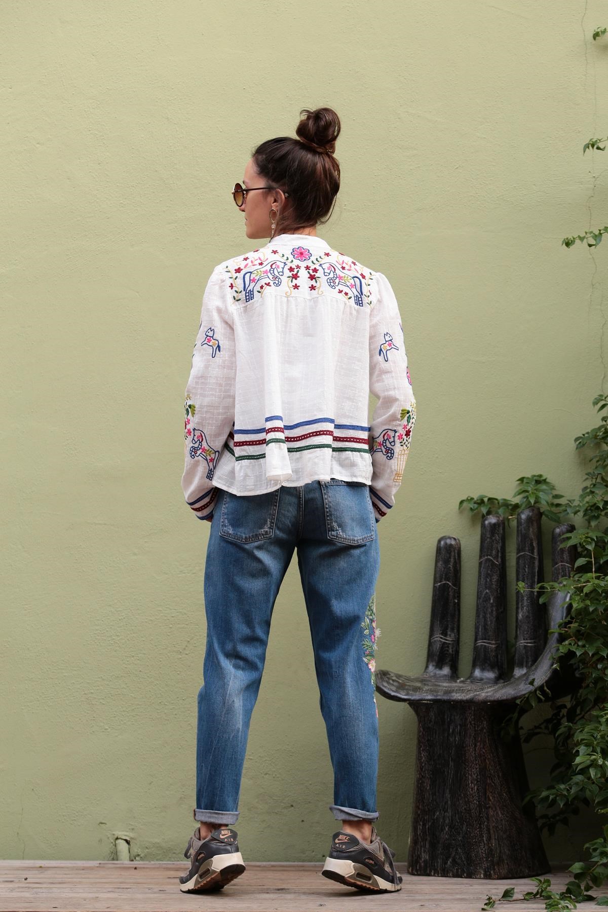  Beyaz İşlemeli Hayvan Figürlü Gömlek