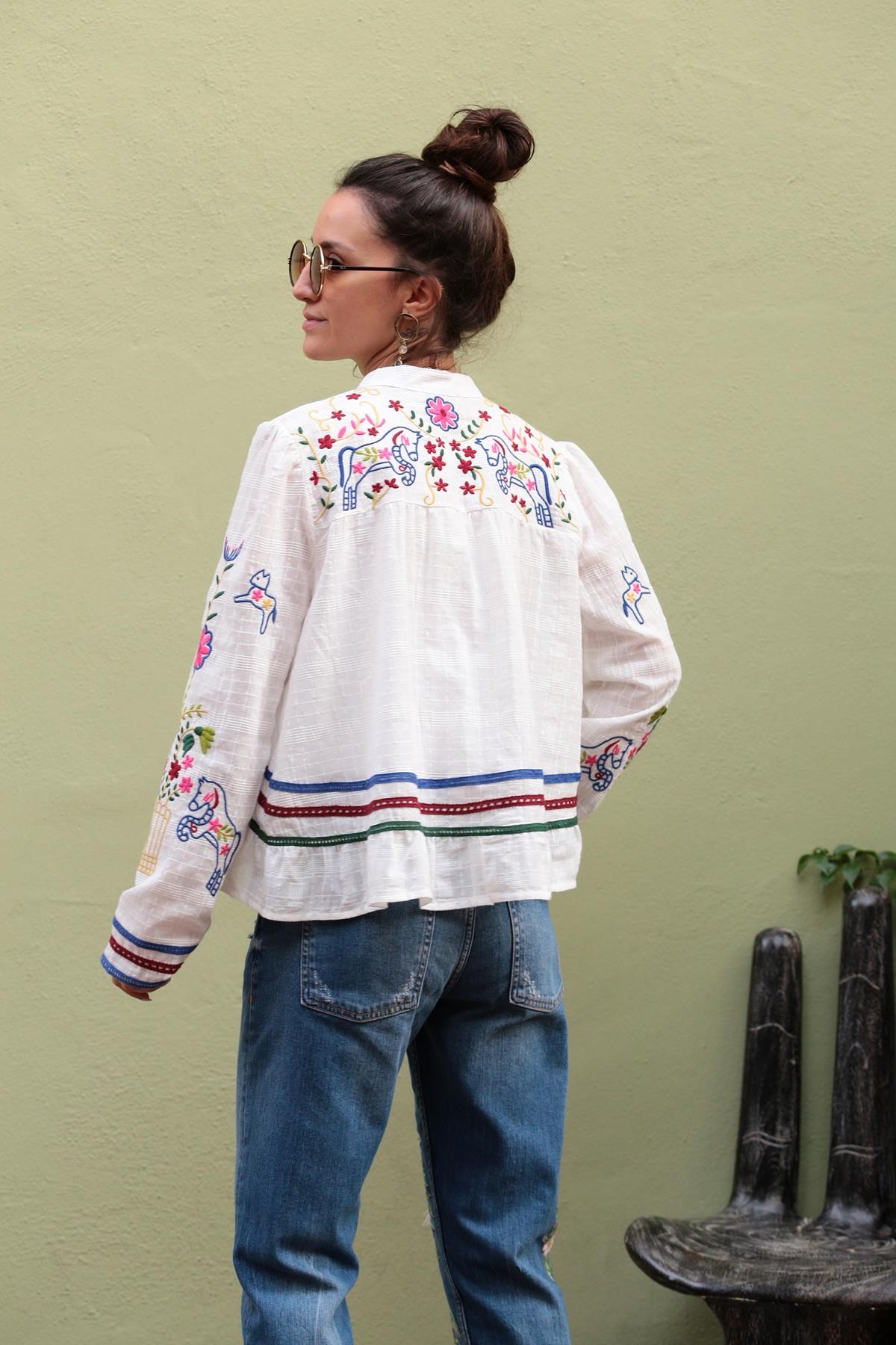  Beyaz İşlemeli Hayvan Figürlü Gömlek