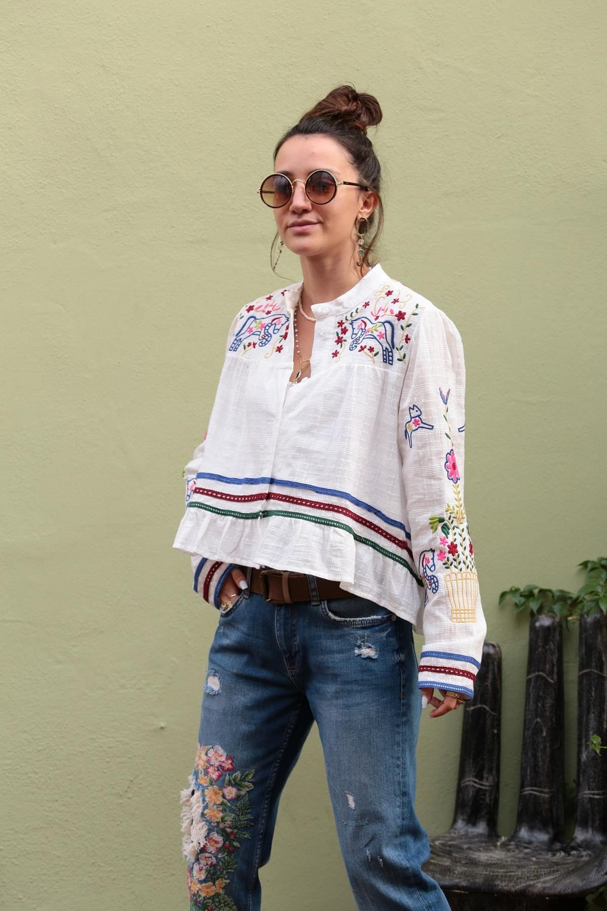  Beyaz İşlemeli Hayvan Figürlü Gömlek