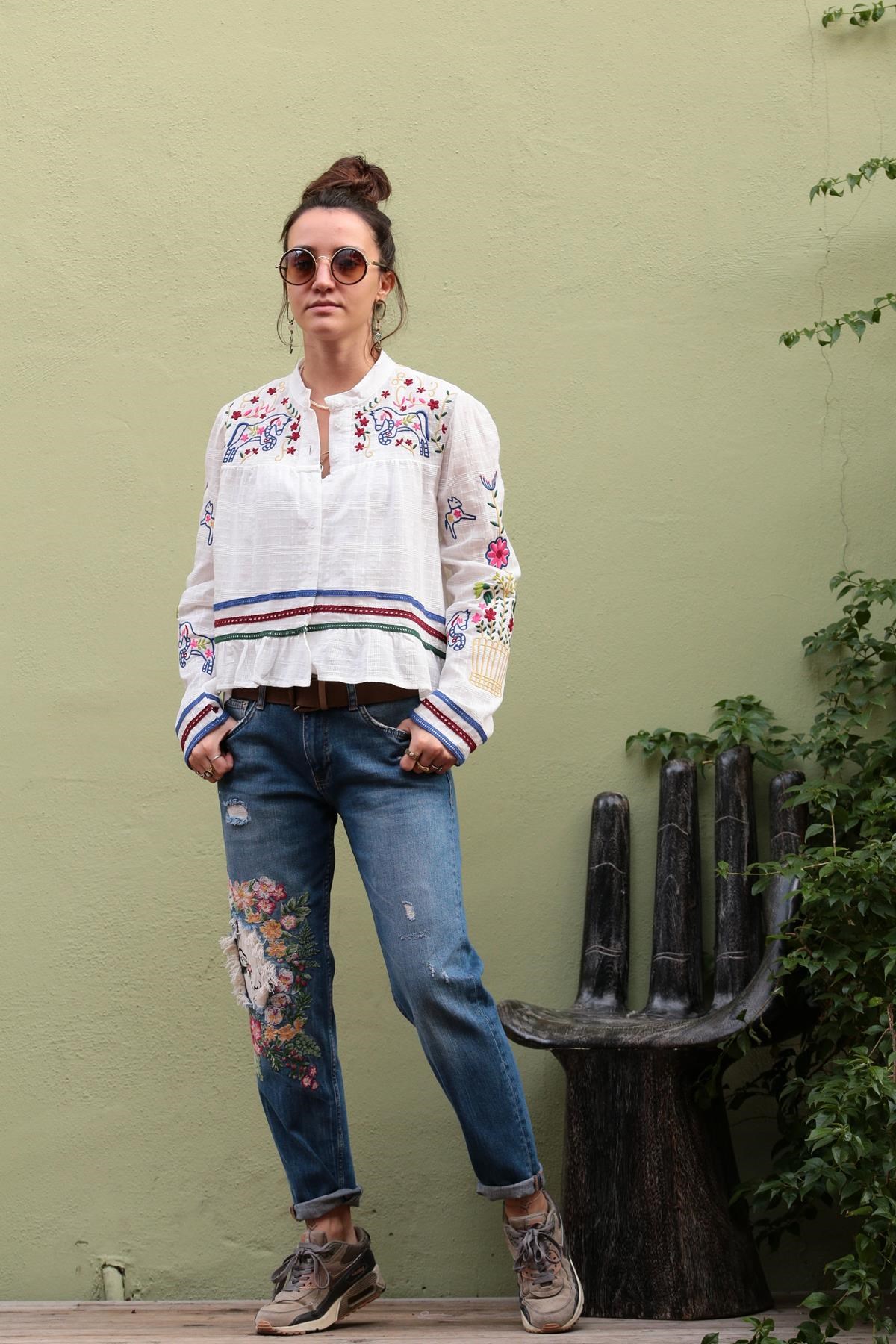  Beyaz İşlemeli Hayvan Figürlü Gömlek