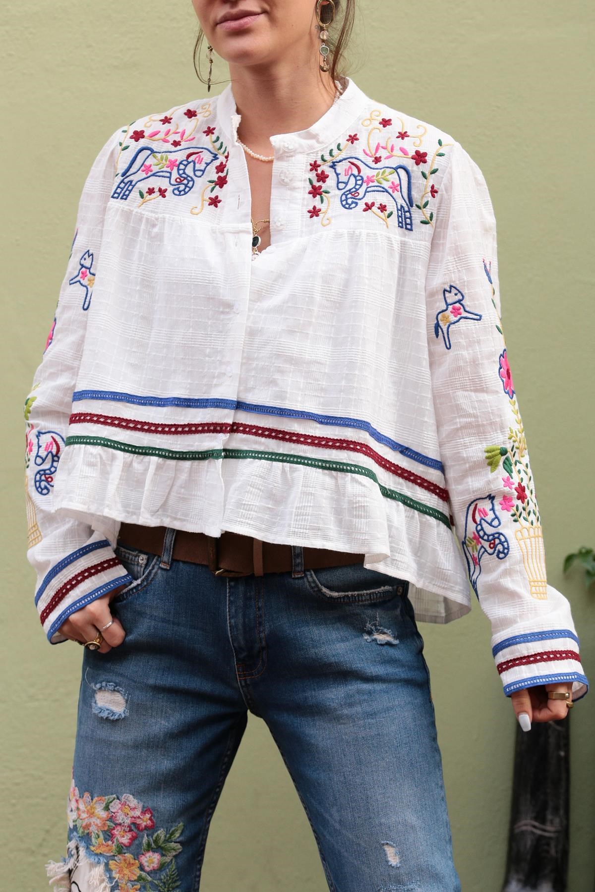  Beyaz İşlemeli Hayvan Figürlü Gömlek