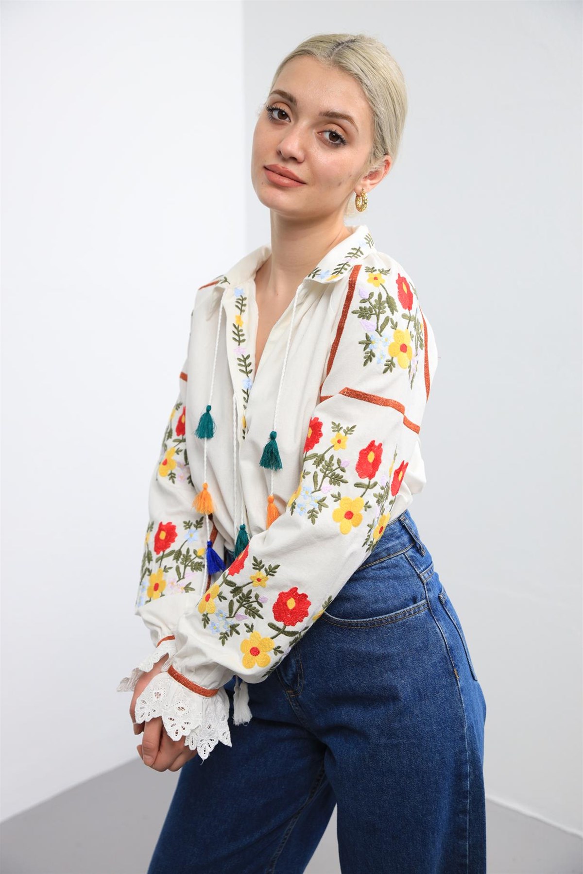  Beyaz İşlemeli Ponponlu Payeti Güpürlü Gömlek