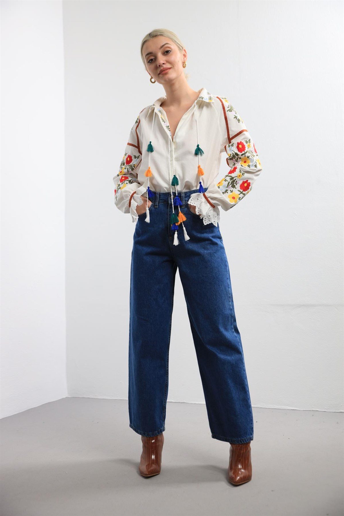  Beyaz İşlemeli Ponponlu Payeti Güpürlü Gömlek