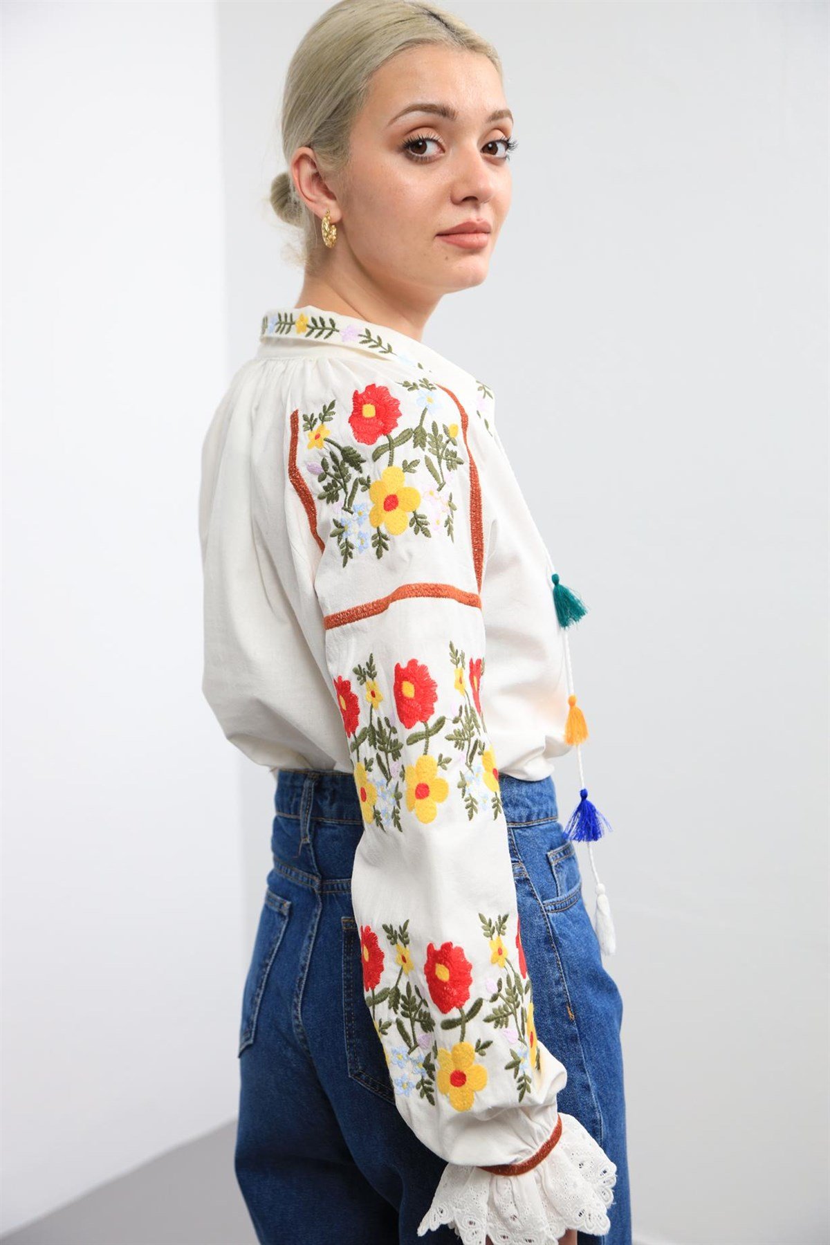  Beyaz İşlemeli Ponponlu Payeti Güpürlü Gömlek