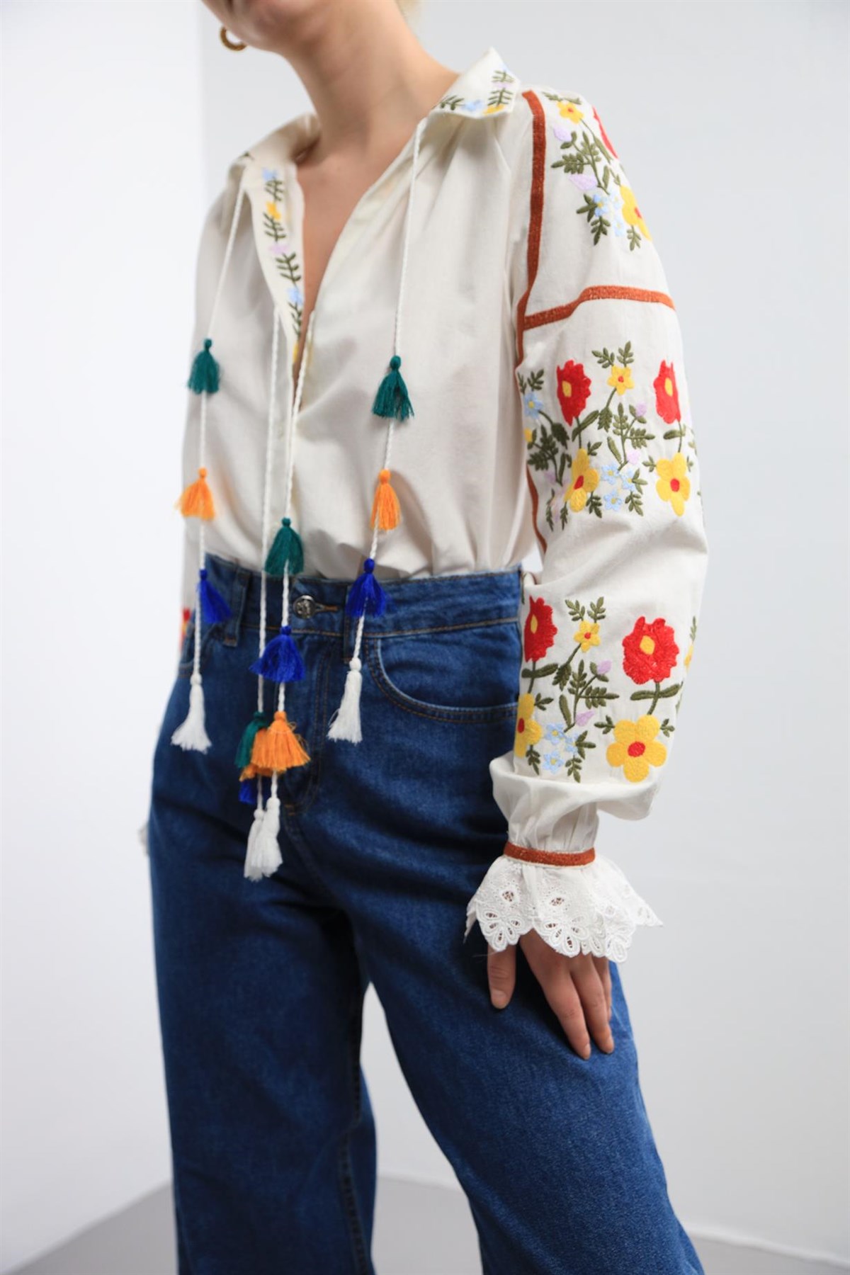  Beyaz İşlemeli Ponponlu Payeti Güpürlü Gömlek