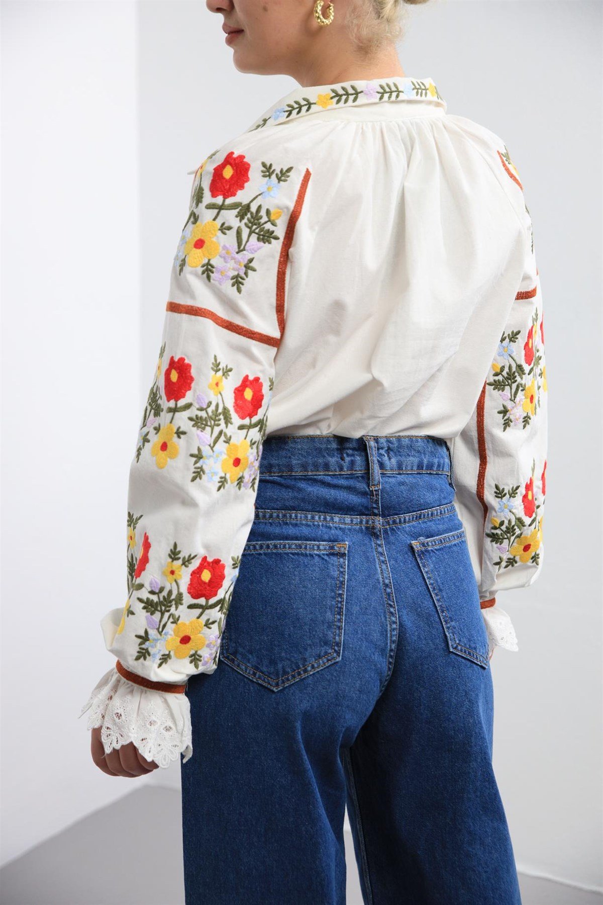  Beyaz İşlemeli Ponponlu Payeti Güpürlü Gömlek