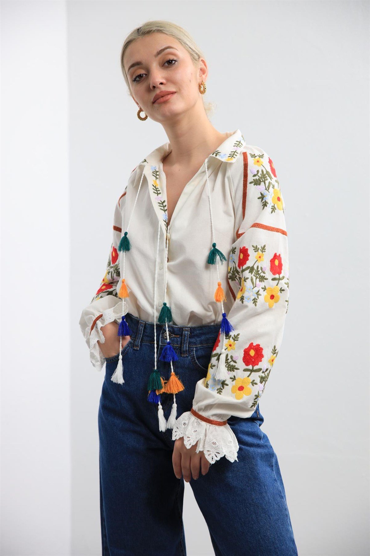  Beyaz İşlemeli Ponponlu Payeti Güpürlü Gömlek