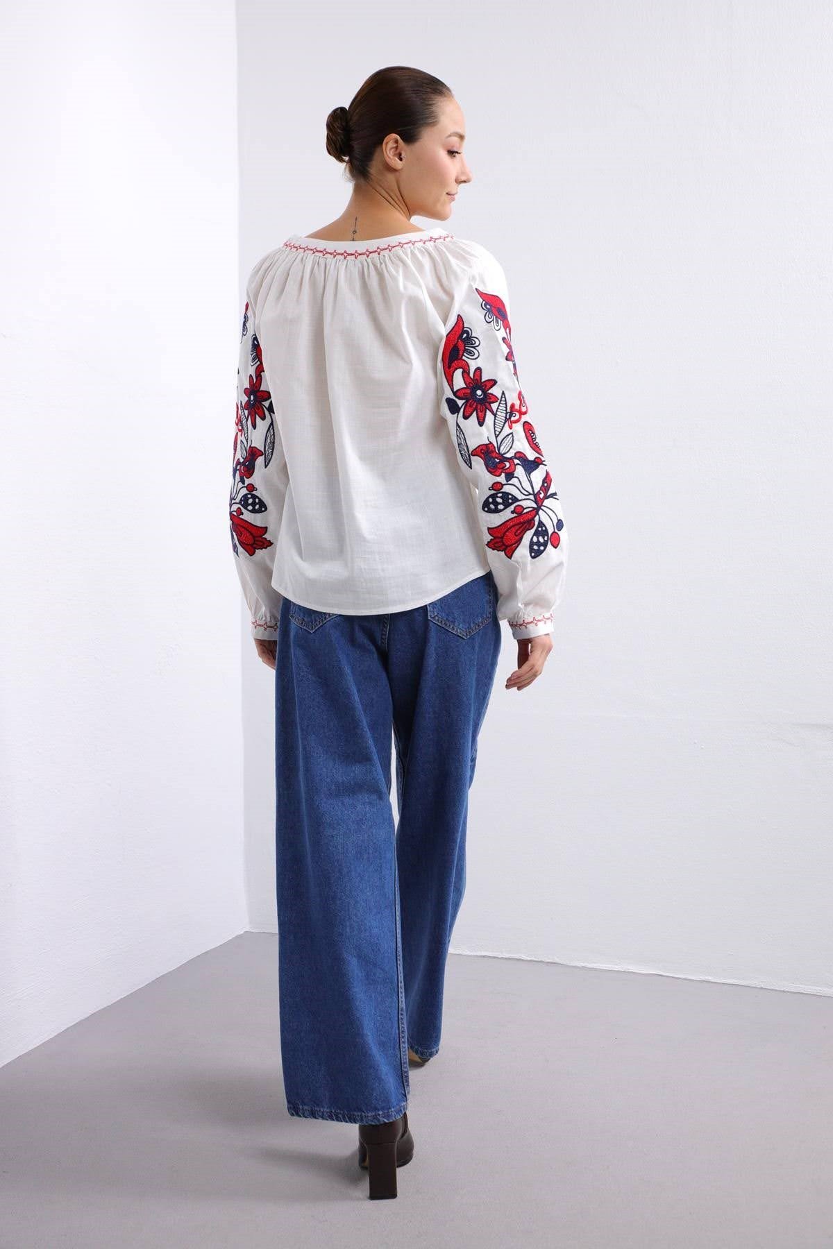  Beyaz Kolları Çiçek İşlemeli Yakası Ponponlu Gömlek