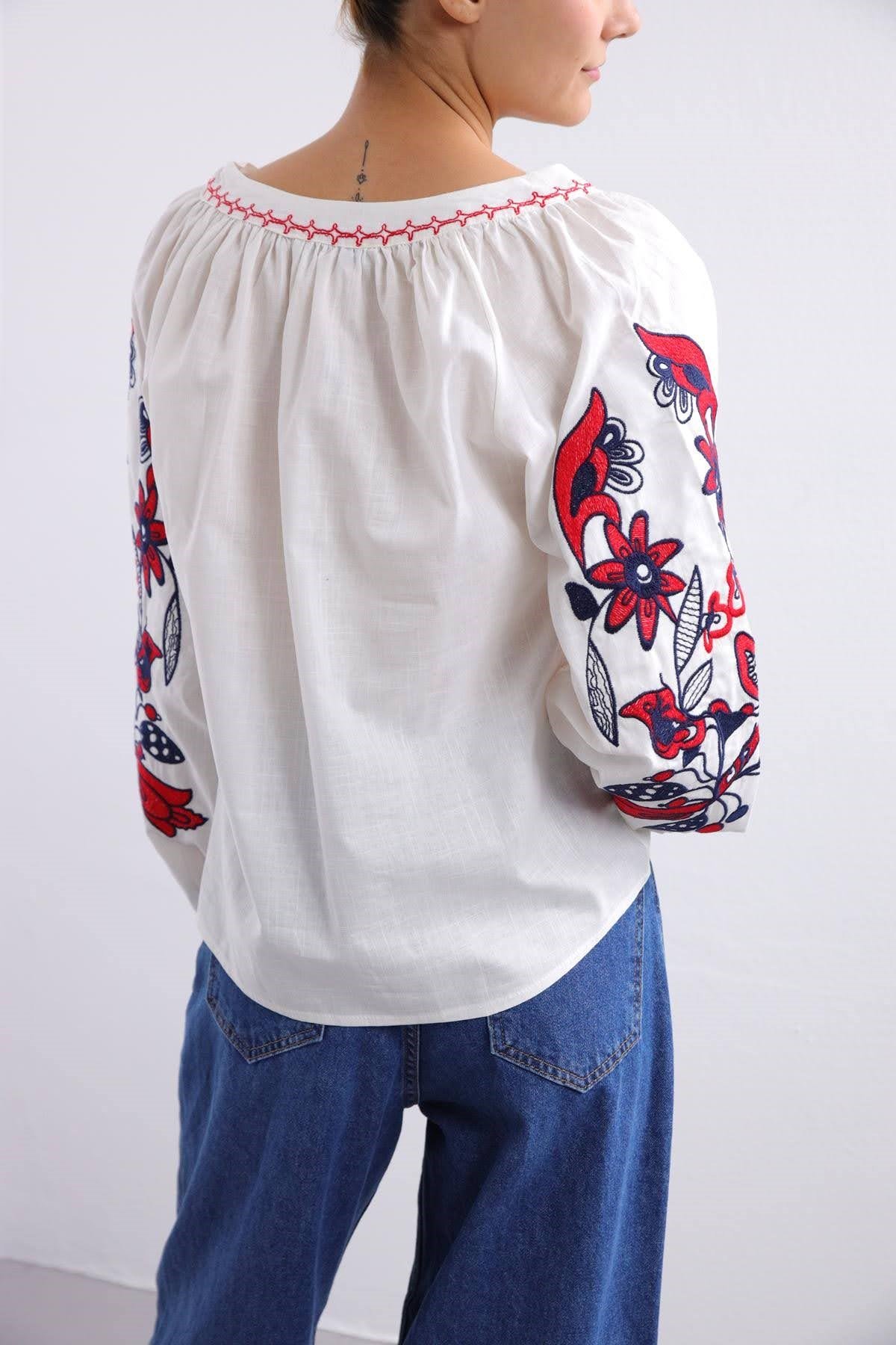  Beyaz Kolları Çiçek İşlemeli Yakası Ponponlu Gömlek