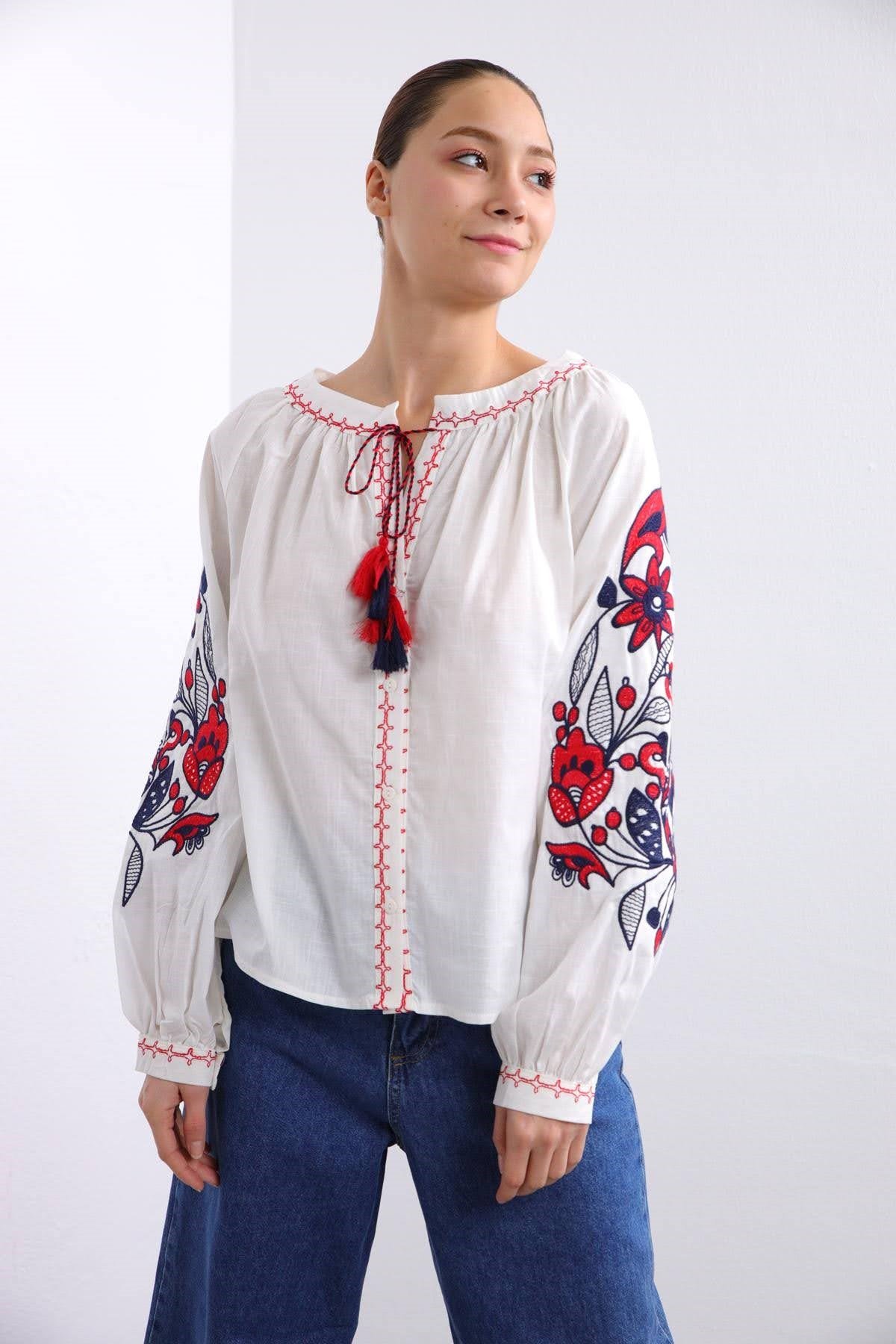  Beyaz Kolları Çiçek İşlemeli Yakası Ponponlu Gömlek