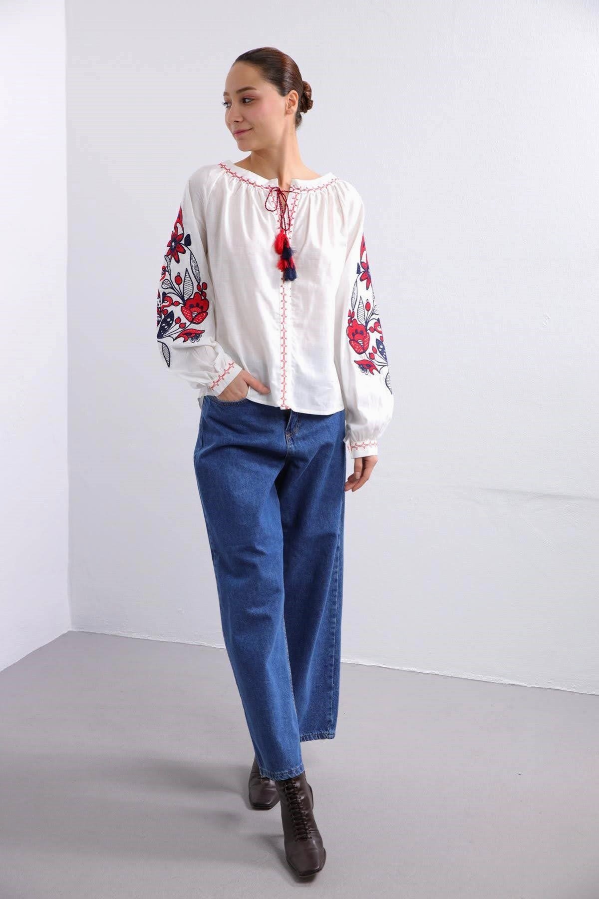  Beyaz Kolları Çiçek İşlemeli Yakası Ponponlu Gömlek