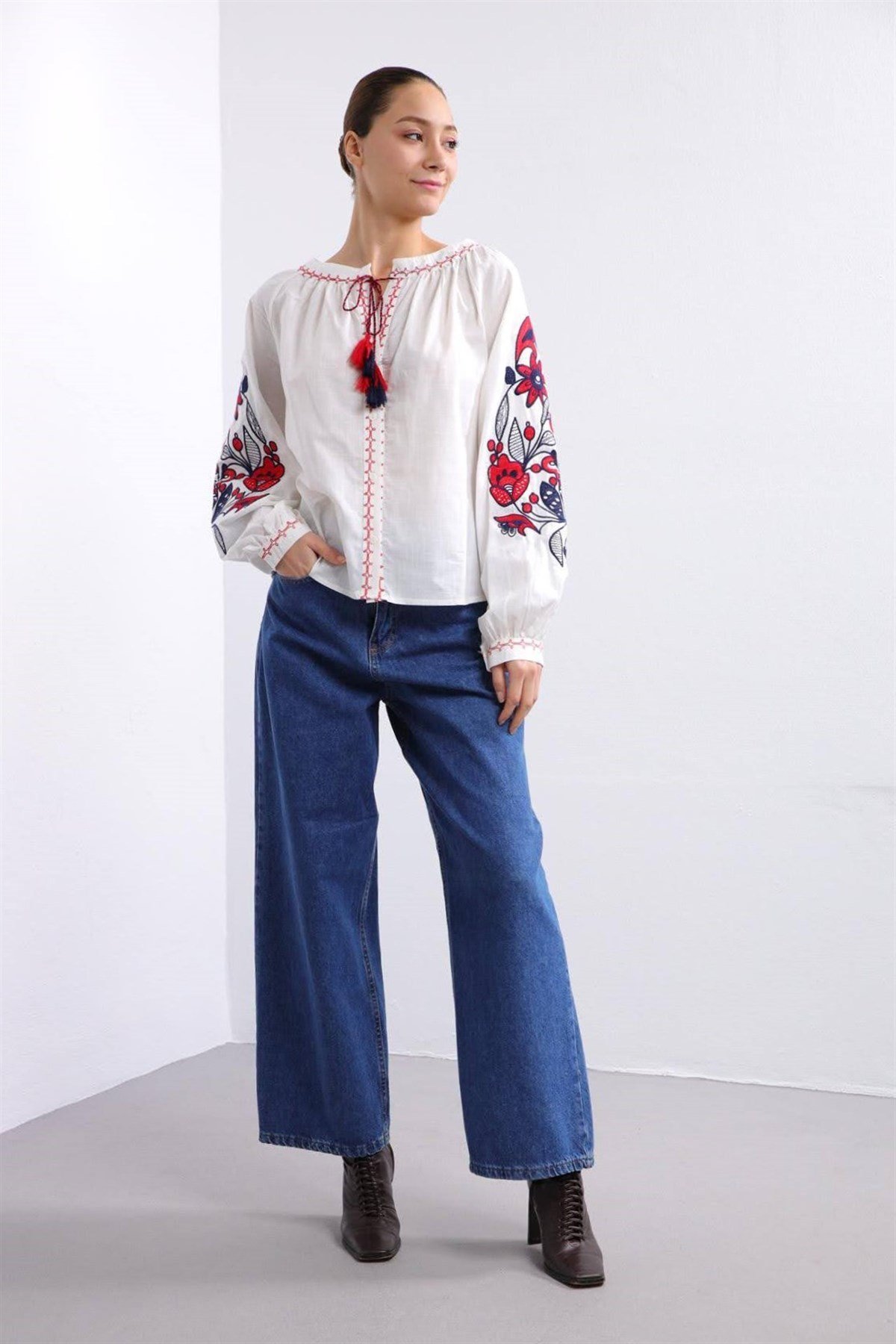  Beyaz Kolları Çiçek İşlemeli Yakası Ponponlu Gömlek