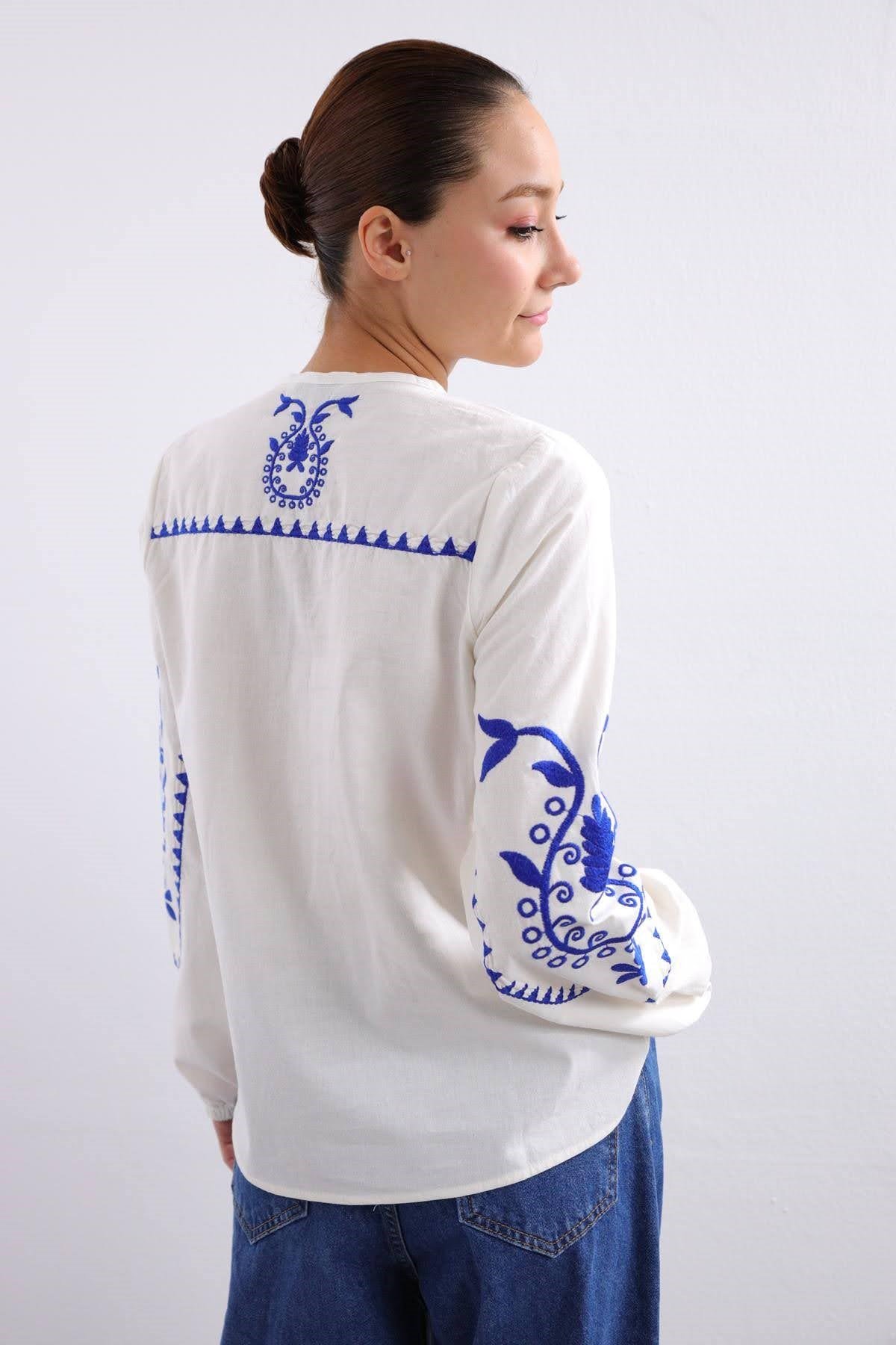  Beyaz Lacivert İşlemeli Gömlek