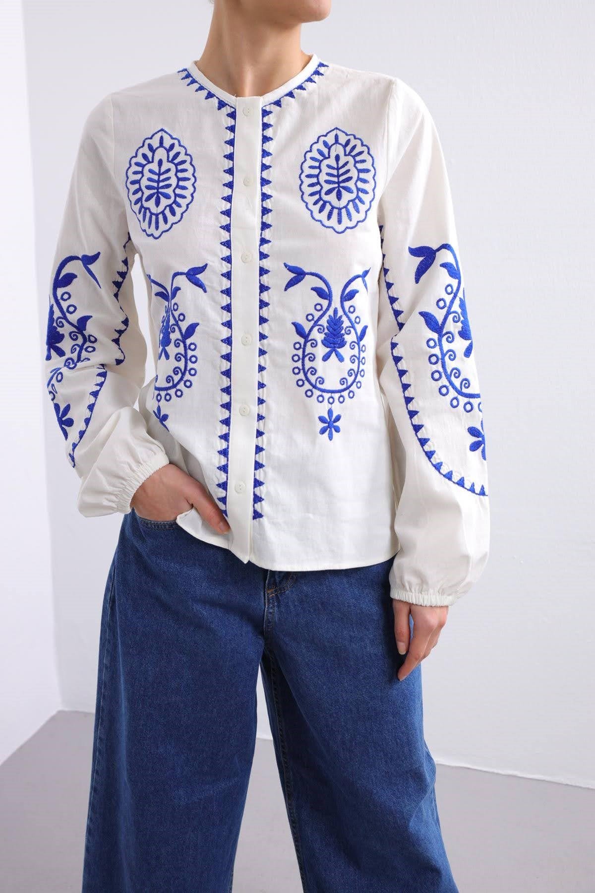  Beyaz Lacivert İşlemeli Gömlek