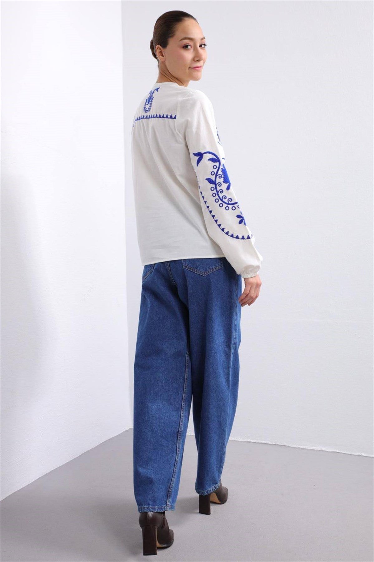  Beyaz Lacivert İşlemeli Gömlek