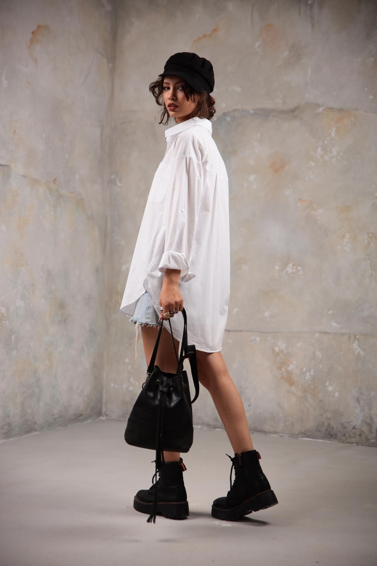  Beyaz Tek Cepli Yuvarlak Kesim Arkası Uzun Gömlek