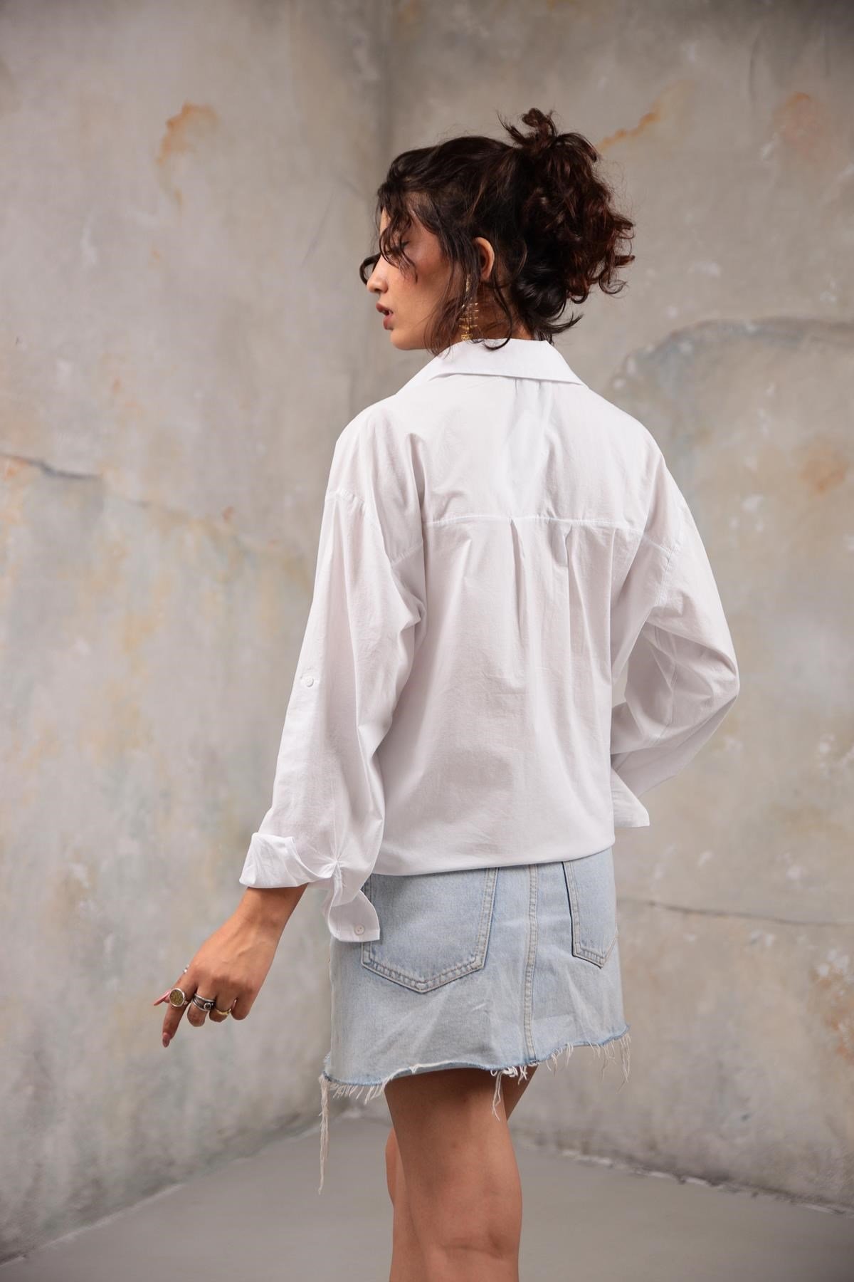  Beyaz Tek Cepli Yuvarlak Kesim Arkası Uzun Gömlek