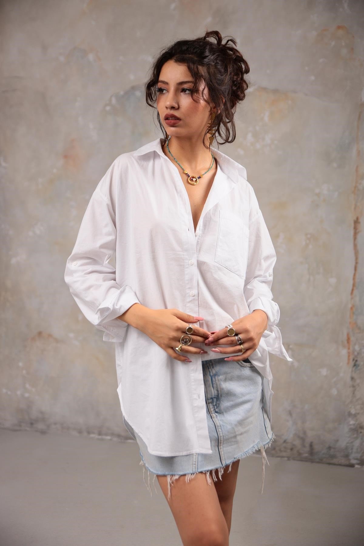  Beyaz Tek Cepli Yuvarlak Kesim Arkası Uzun Gömlek