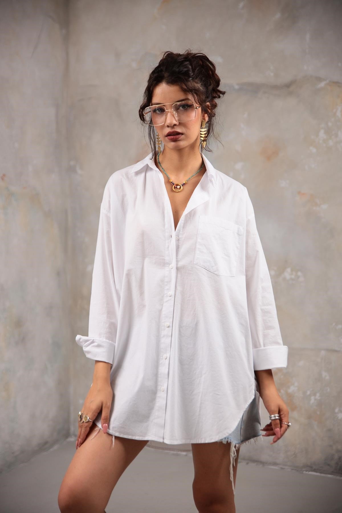  Beyaz Tek Cepli Yuvarlak Kesim Arkası Uzun Gömlek