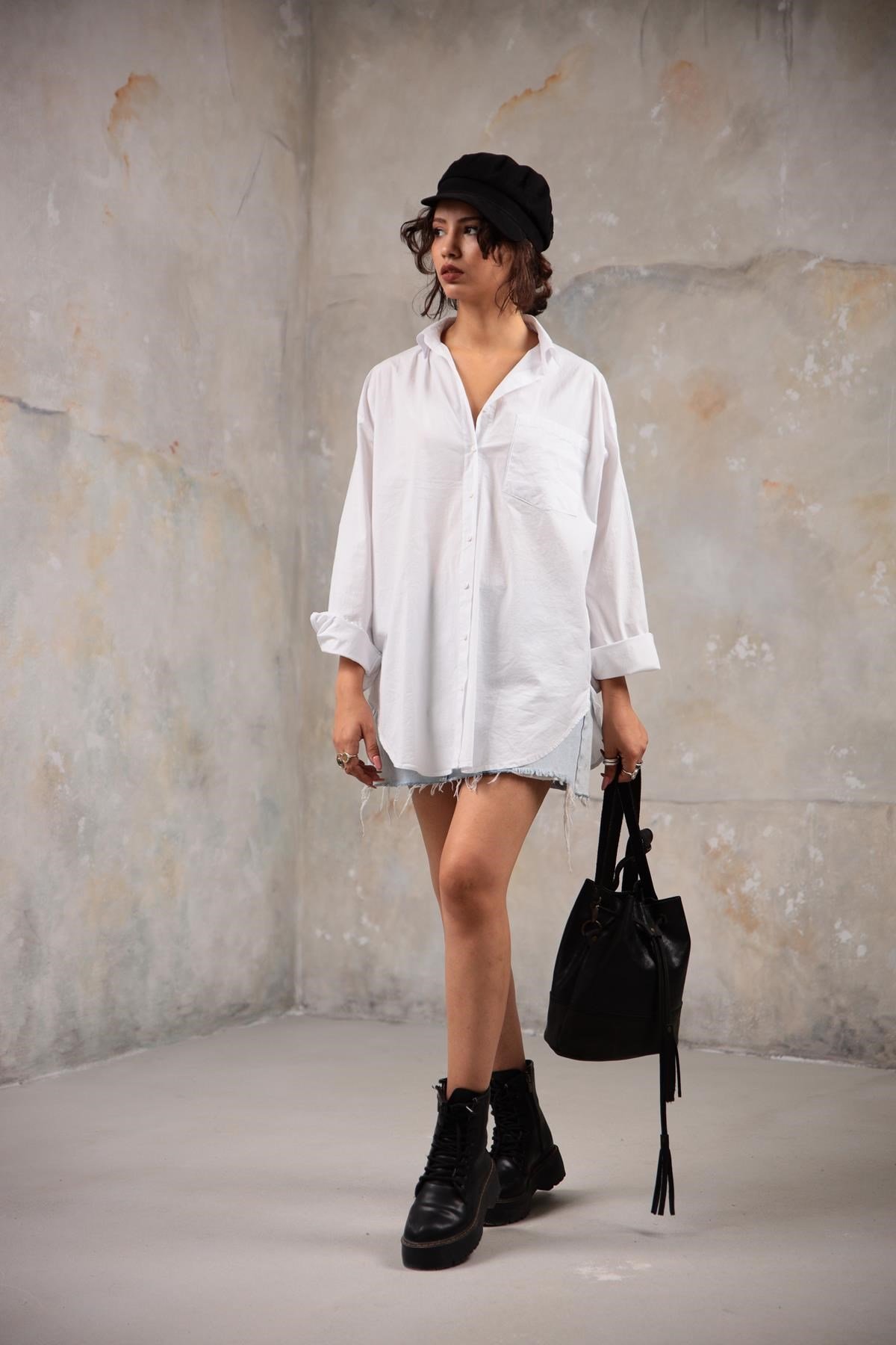  Beyaz Tek Cepli Yuvarlak Kesim Arkası Uzun Gömlek