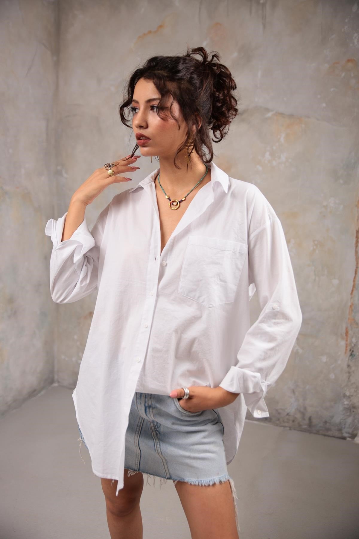  Beyaz Tek Cepli Yuvarlak Kesim Arkası Uzun Gömlek