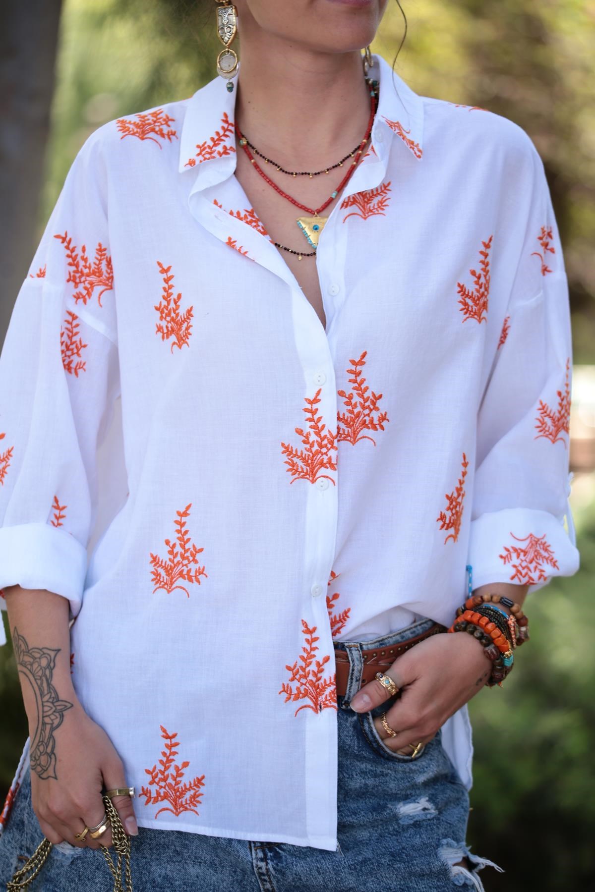  Beyaz Turuncu Dal İşlemeli Gömlek