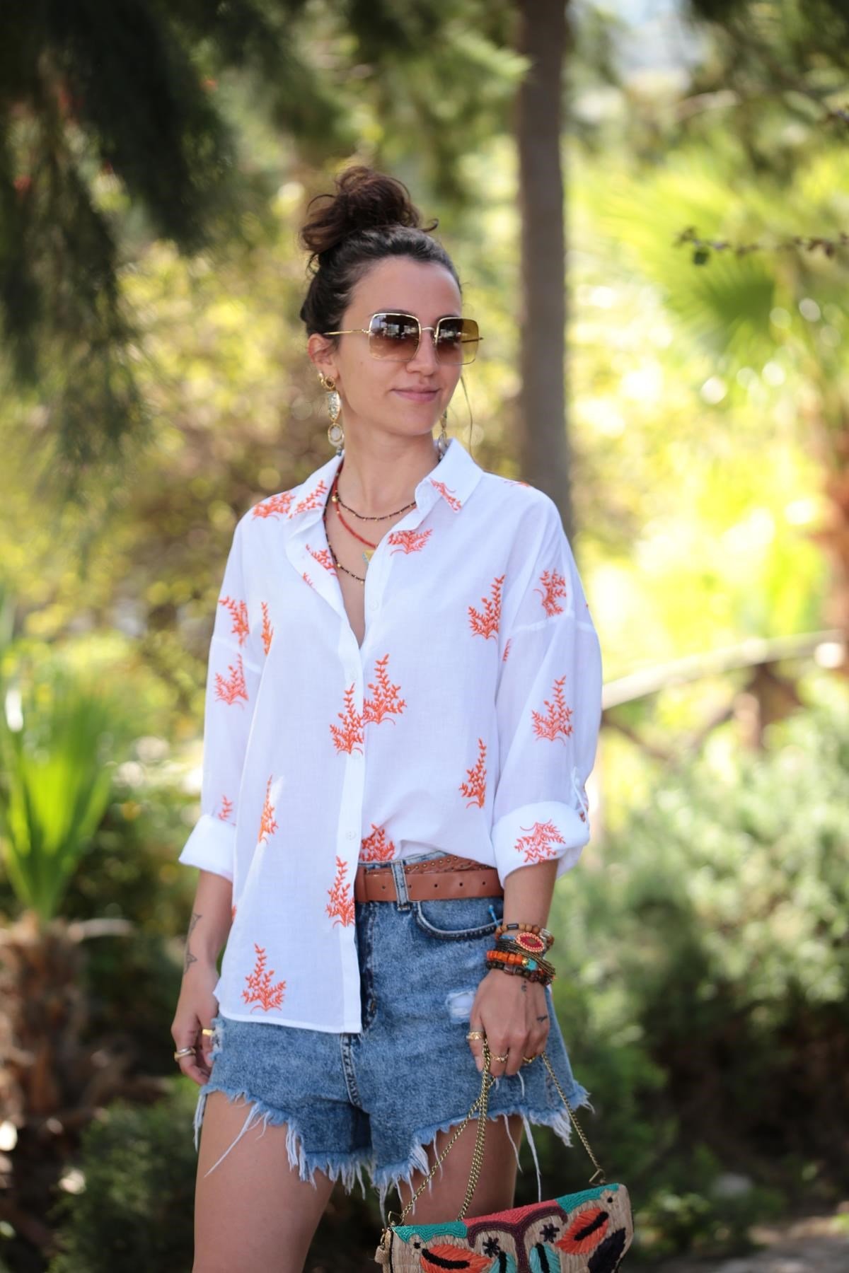  Beyaz Turuncu Dal İşlemeli Gömlek