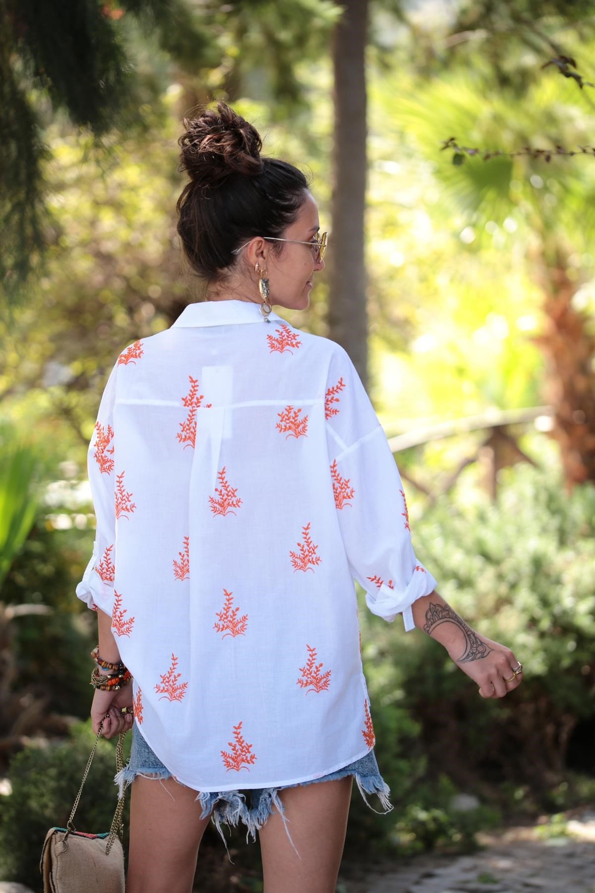  Beyaz Turuncu Dal İşlemeli Gömlek