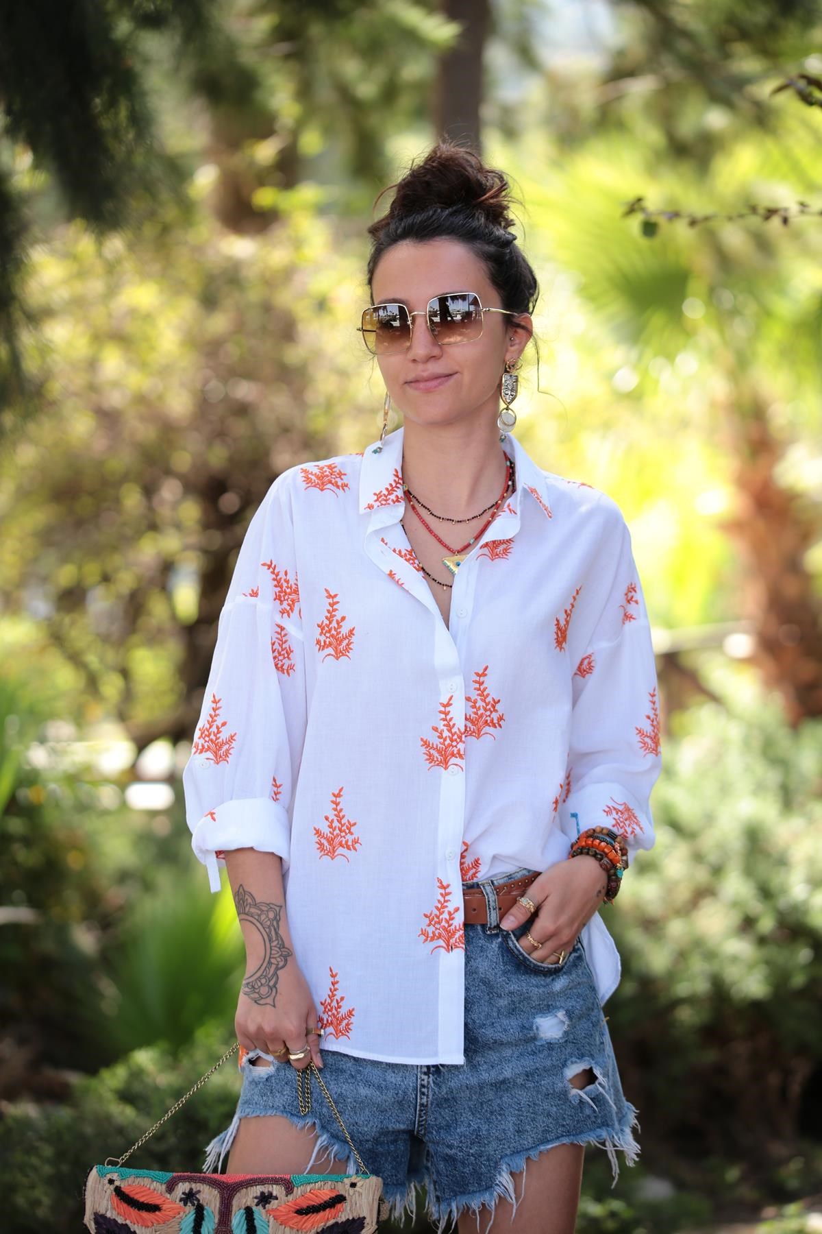  Beyaz Turuncu Dal İşlemeli Gömlek