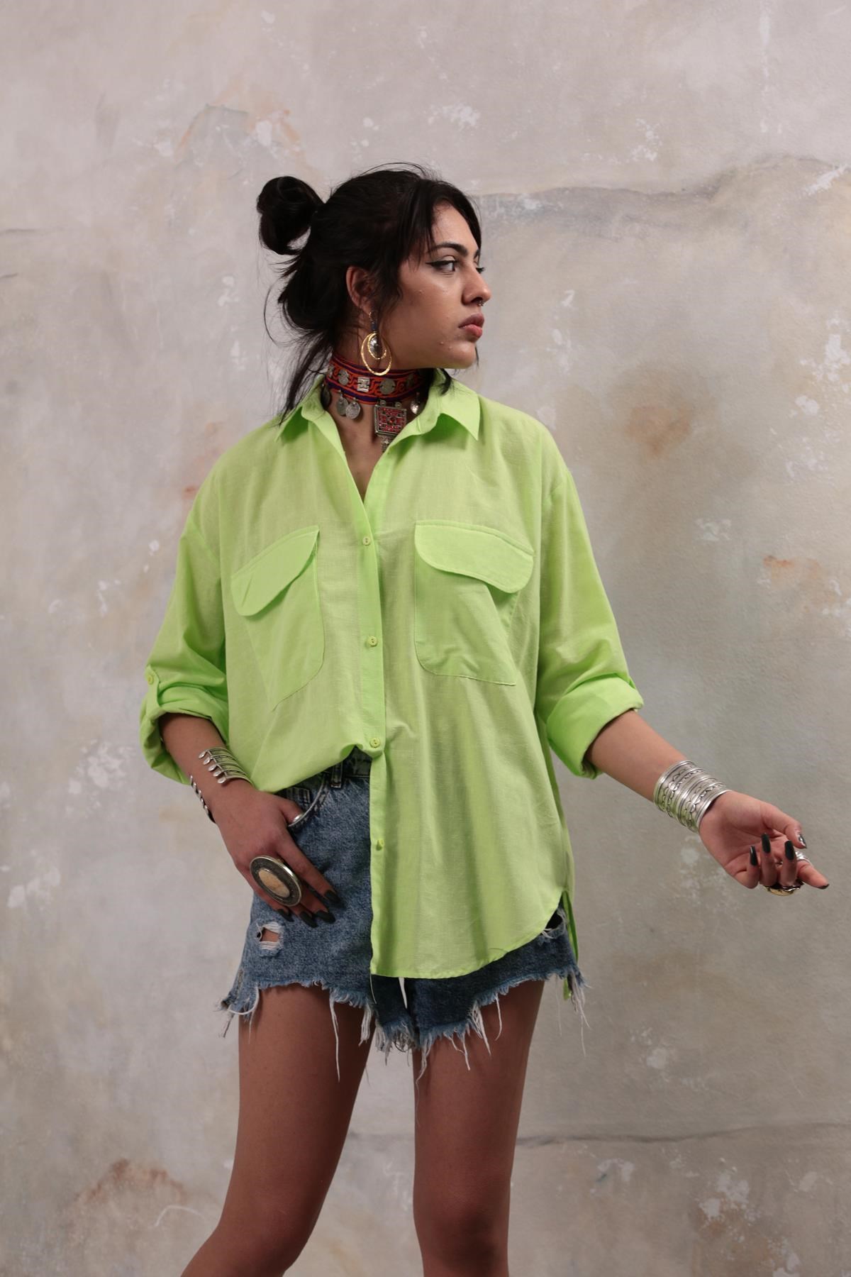 Fıstık Yeşili Büyük Cepli Sırtı Açık Gömlek