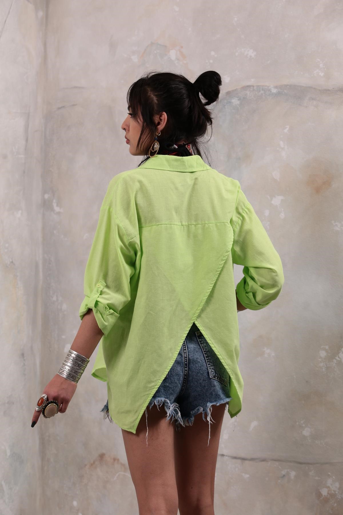  Fıstık Yeşili Büyük Cepli Sırtı Açık Gömlek