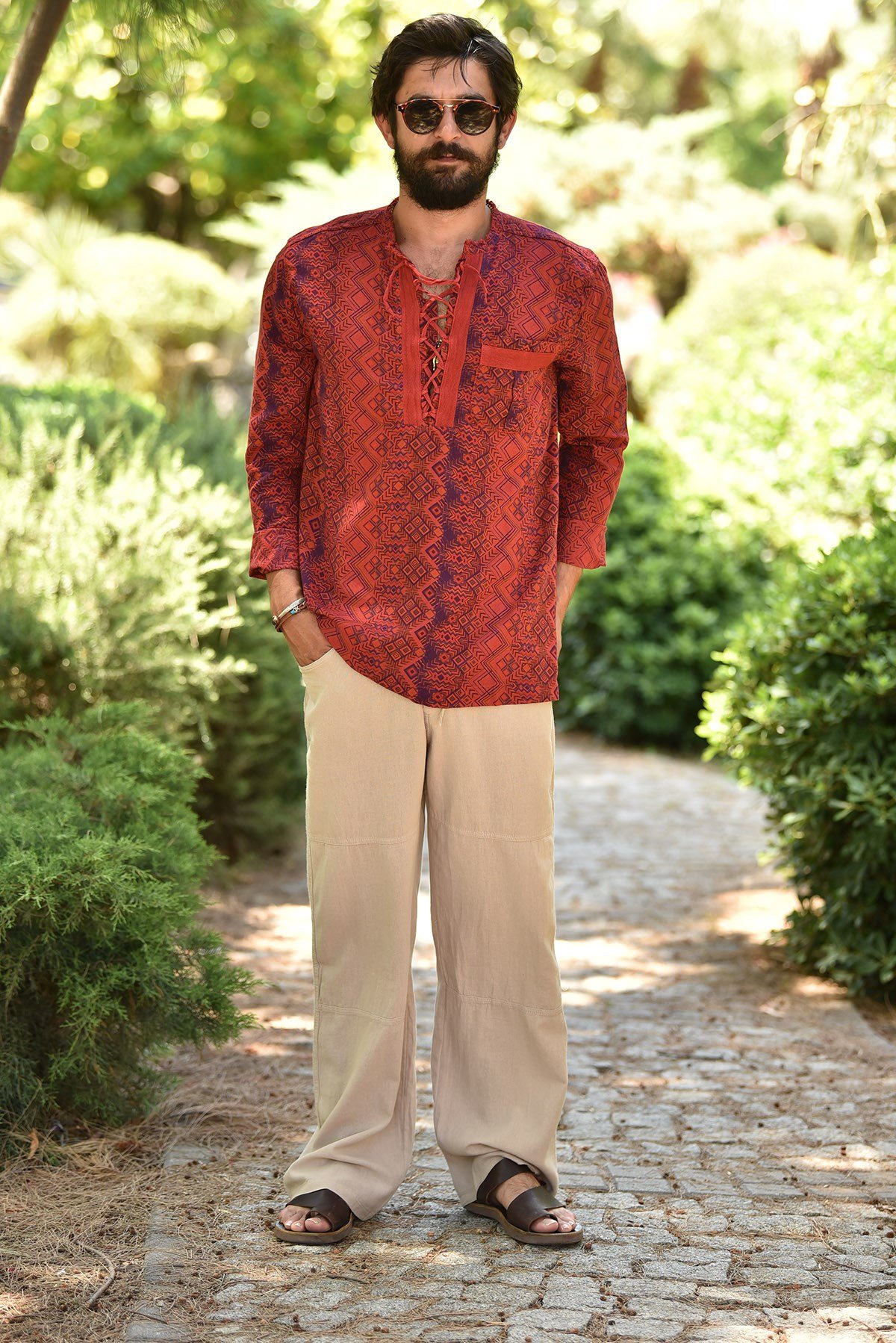 Kırmızı Desenli Yakası Bağcıklı Bohem Erkek Gömlek - Şaman Butik  - Online Alışveriş Sitesi | Kadın ve Erkek Giyim Kırmızı Desenli Yakası Bağcıklı Bohem Erkek Gömlek