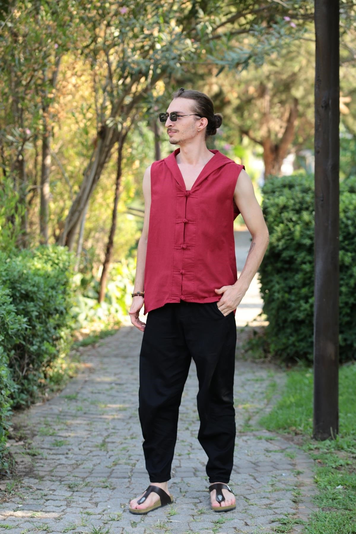  Kırmızı Kapüşonlu Kolsuz Gömlek