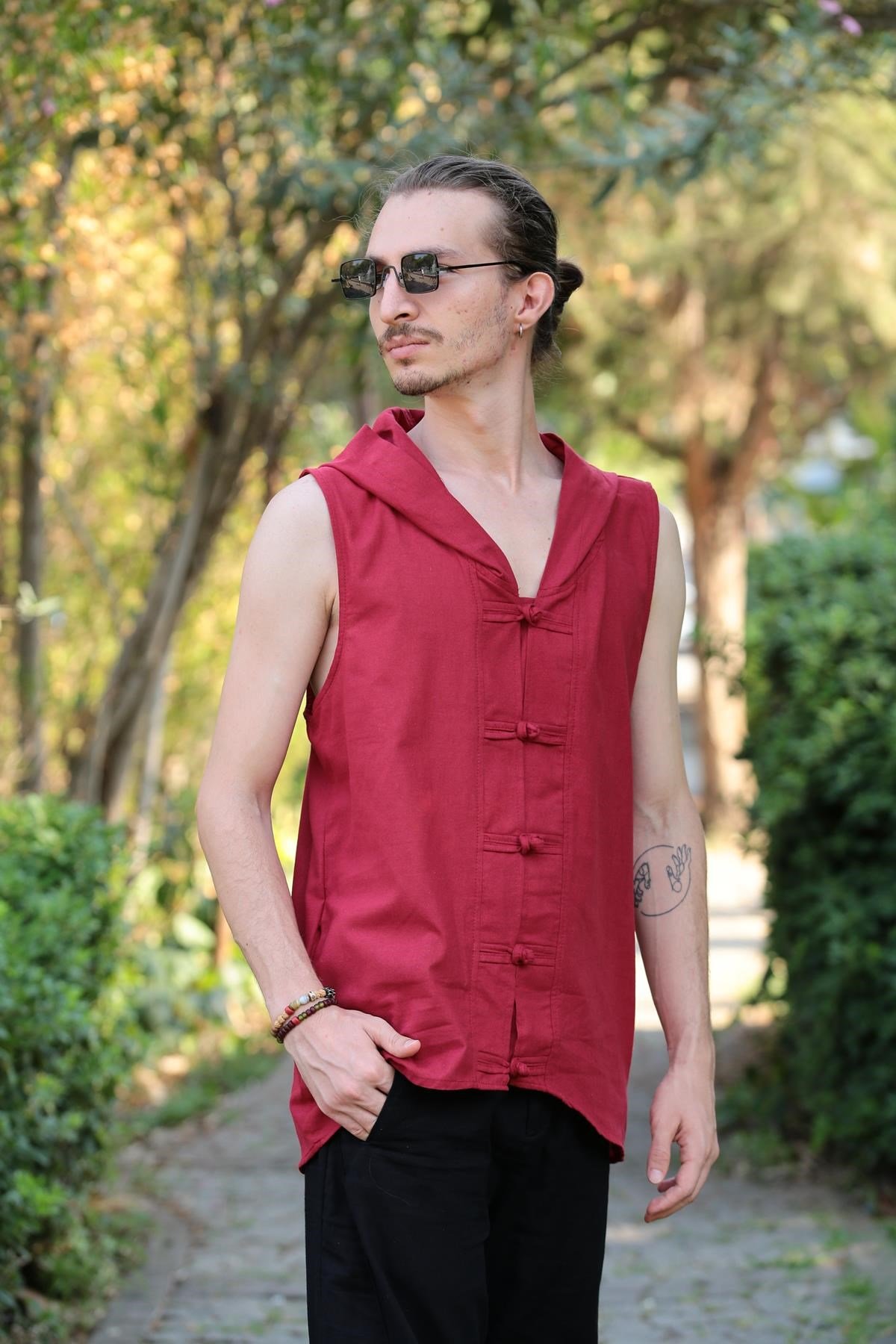  Kırmızı Kapüşonlu Kolsuz Gömlek