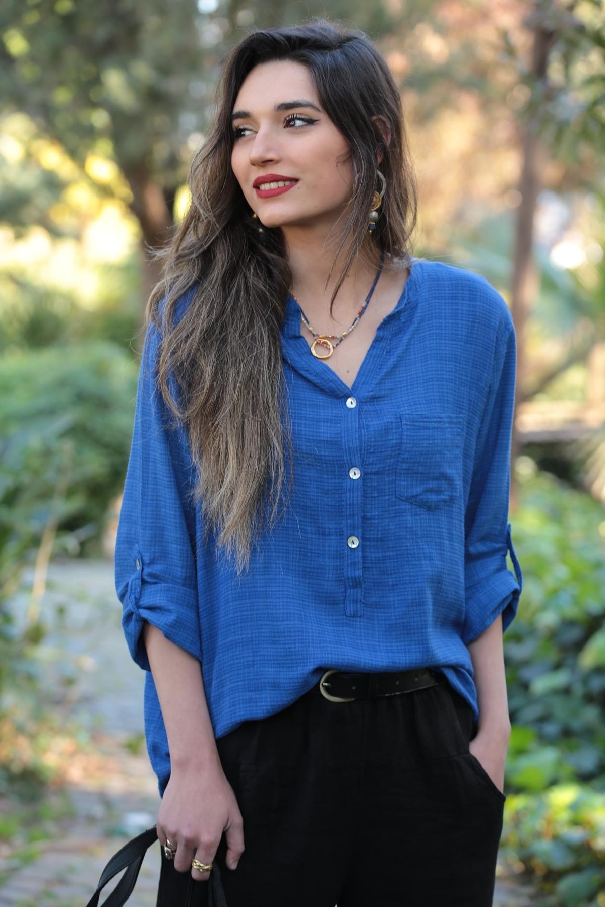  Koyu Mavi Hakim Yaka Üç Düğmeli Gömlek