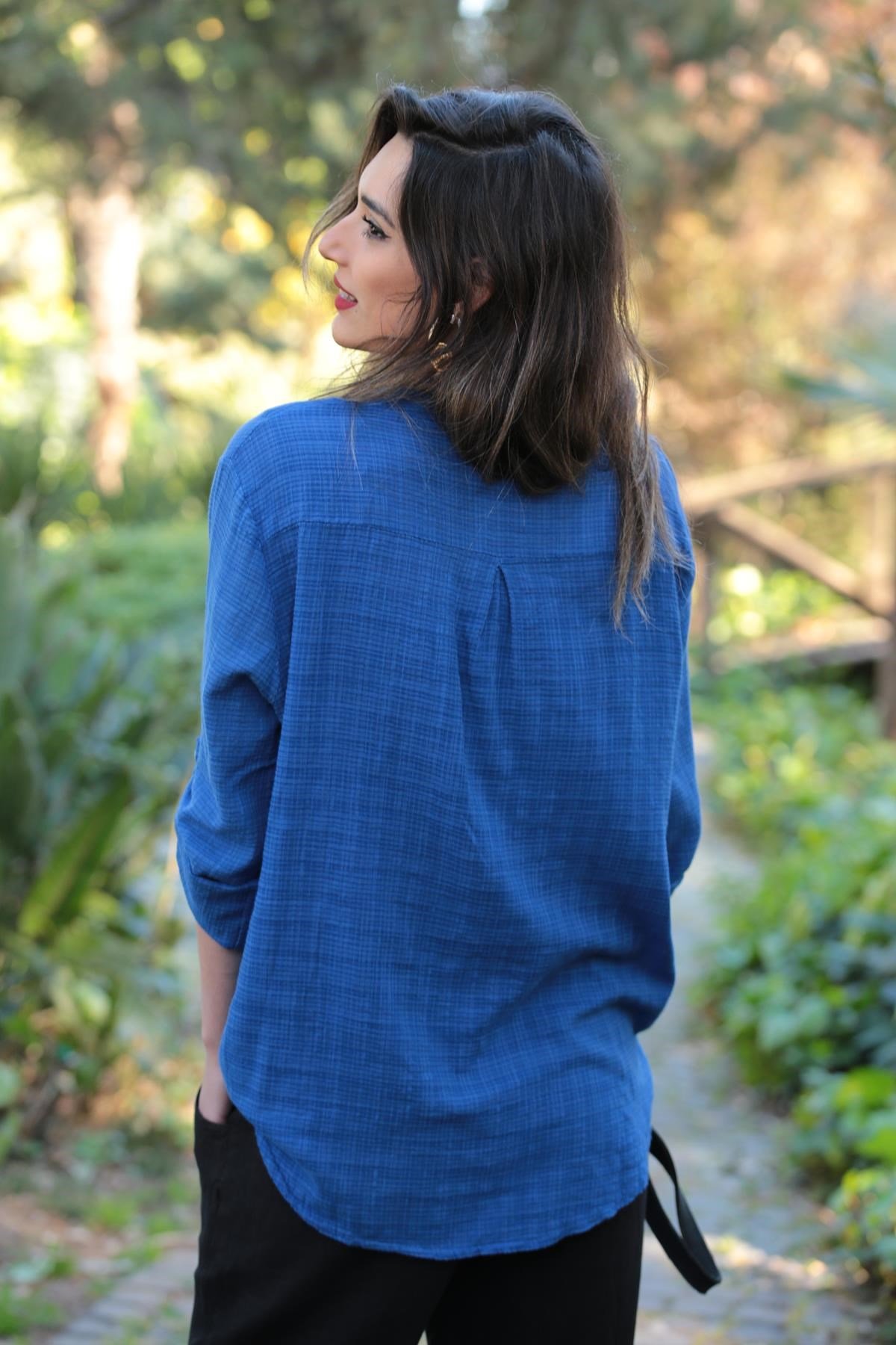  Koyu Mavi Hakim Yaka Üç Düğmeli Gömlek