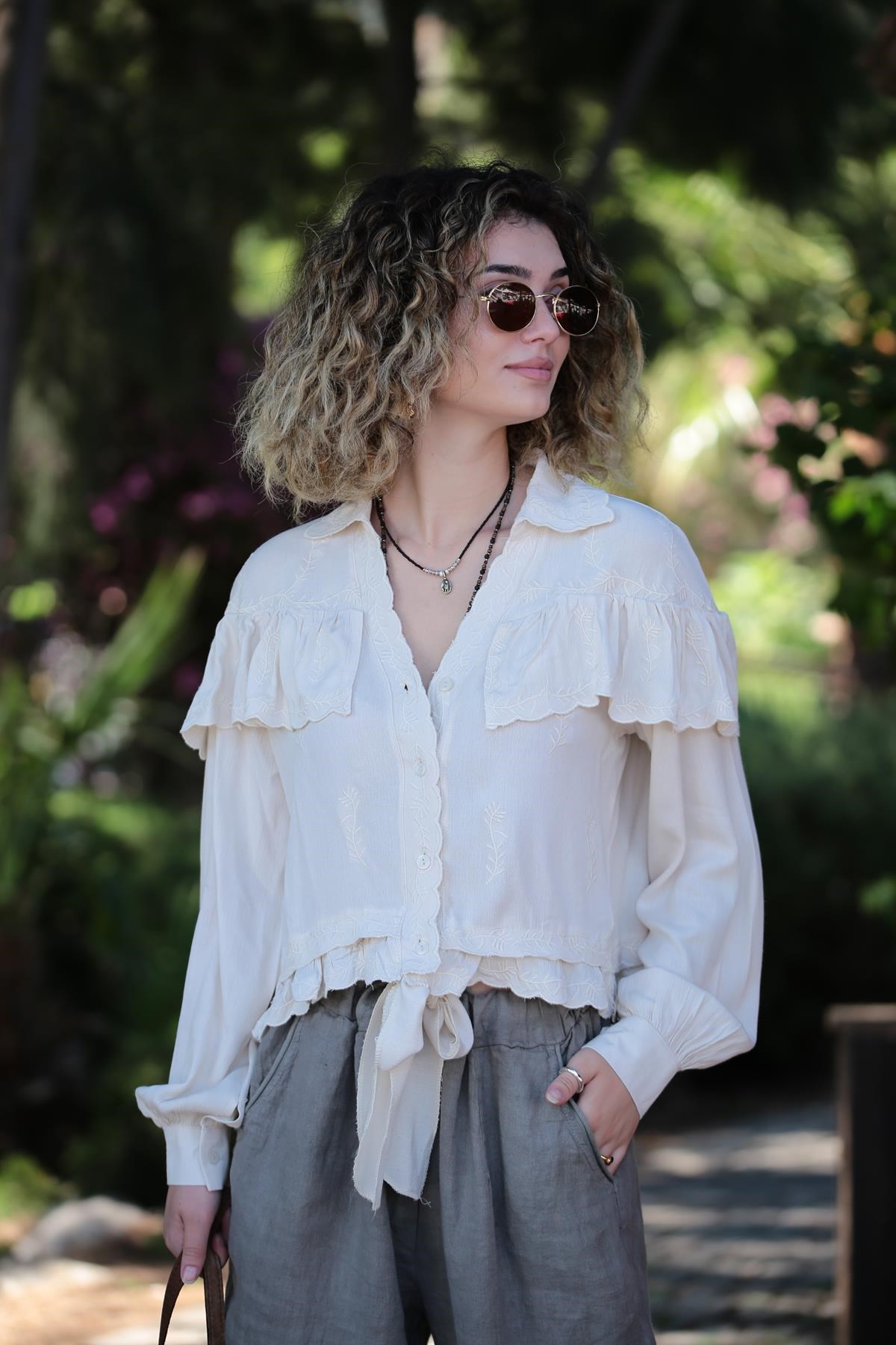  Krem Eteği Bağlamalı Desenli Gömlek