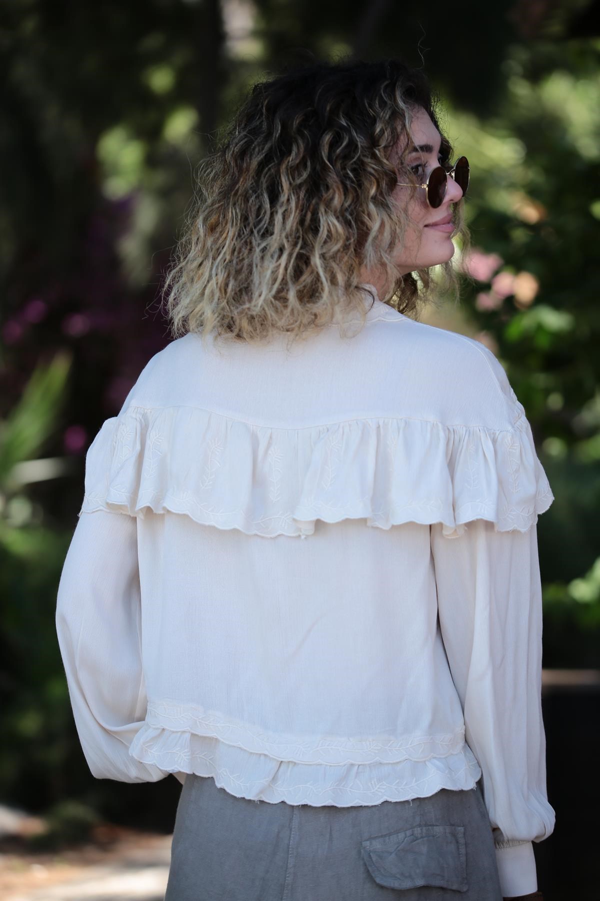  Krem Eteği Bağlamalı Desenli Gömlek