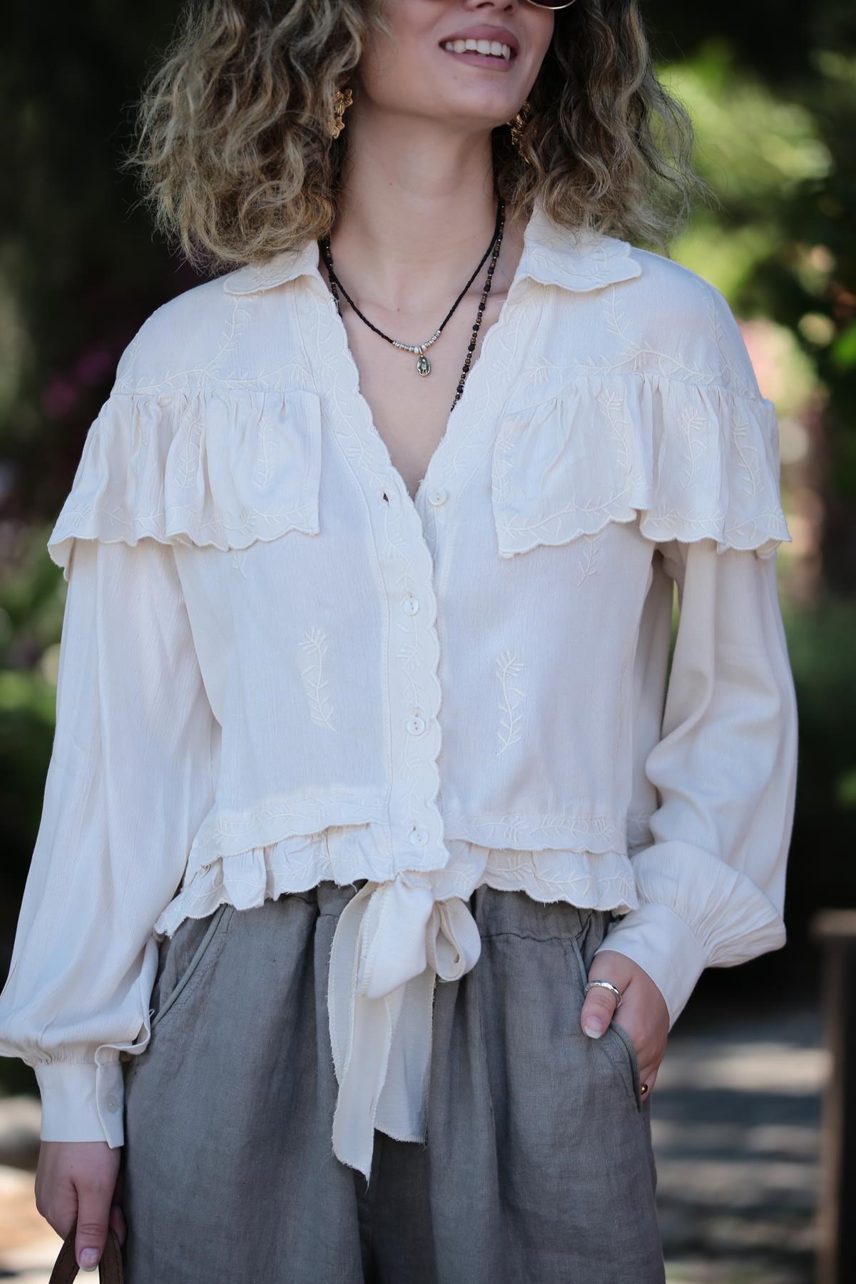  Krem Eteği Bağlamalı Desenli Gömlek