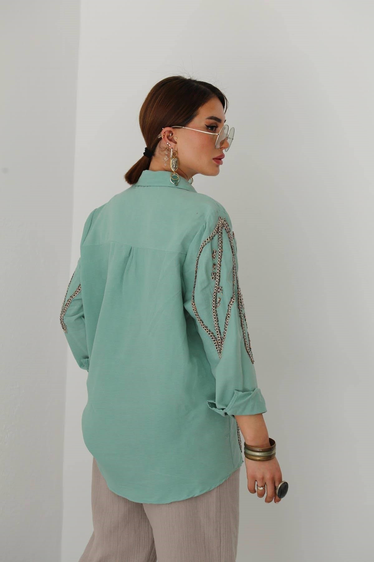  Mint Yeşili İşlemeli Payetli Gömlek