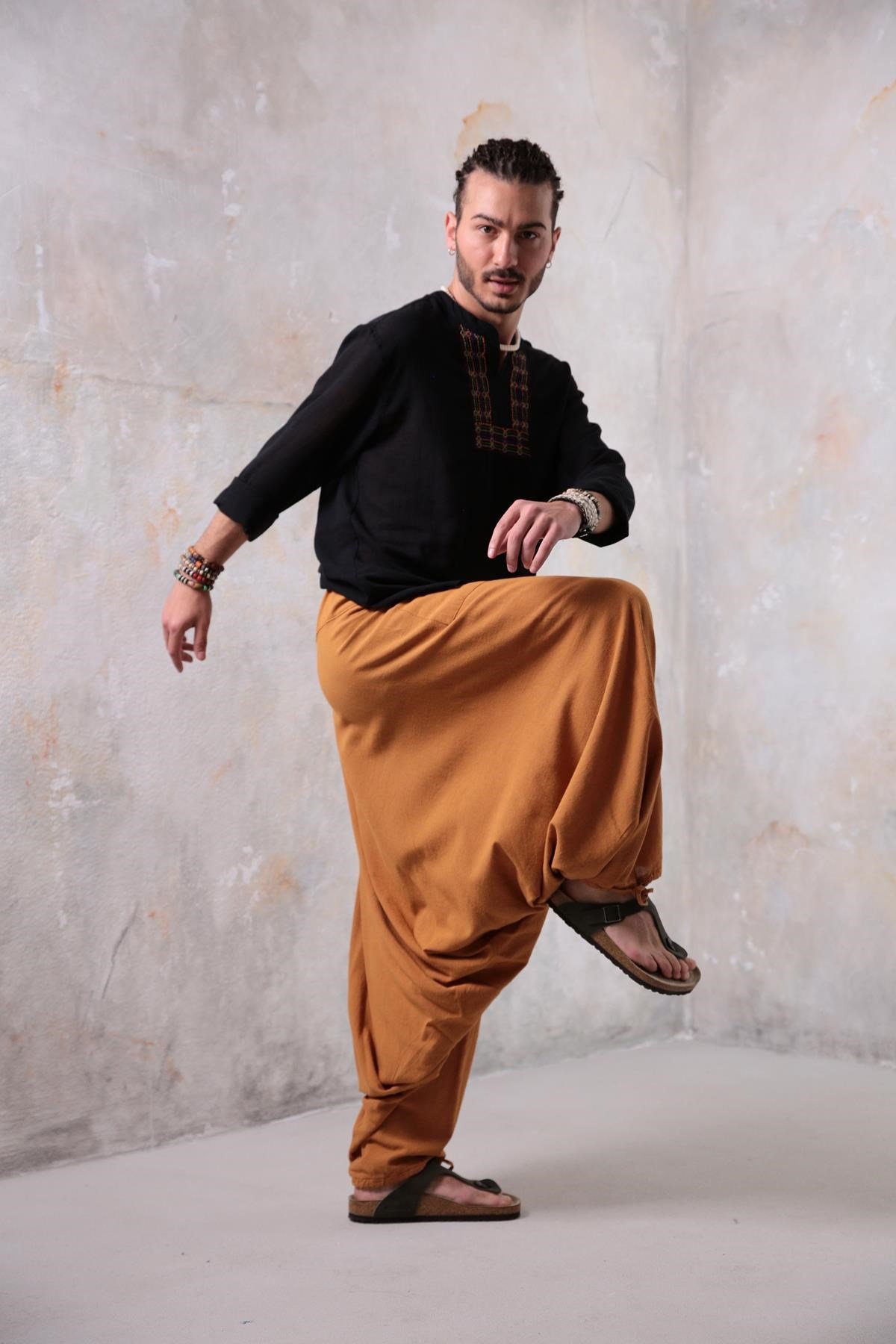  Siyah Hakim Yaka Nakış Detaylı Pamuk Gömlek