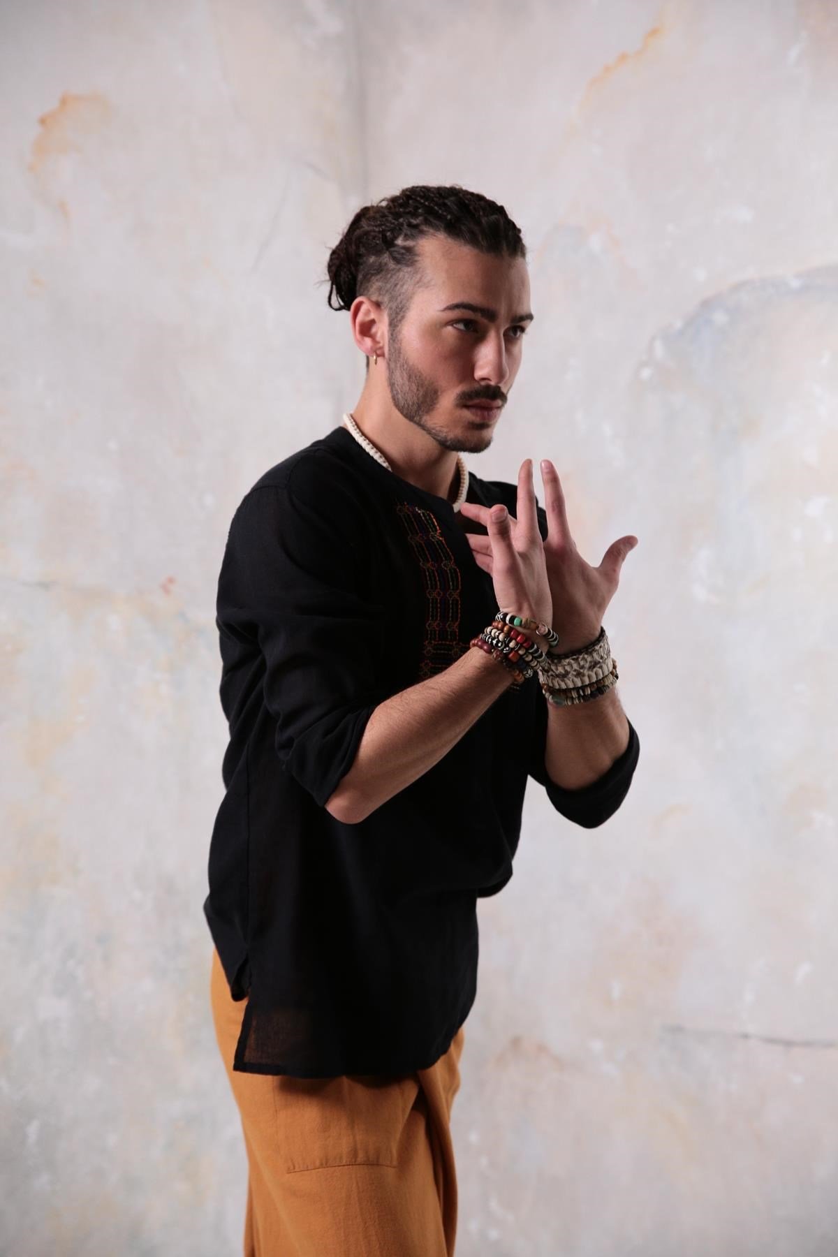  Siyah Hakim Yaka Nakış Detaylı Pamuk Gömlek