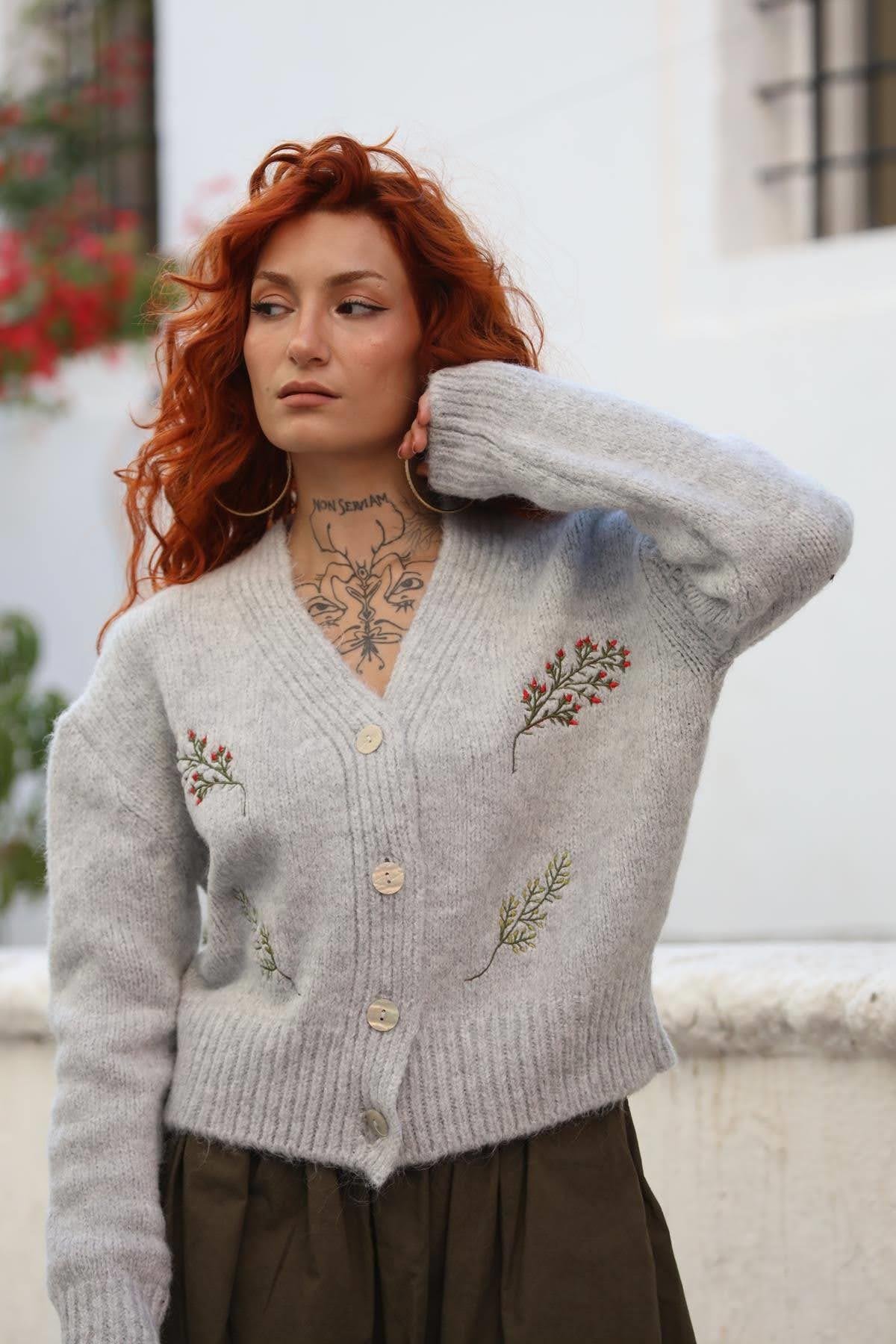 Gri Çiçek Nakışlı Hırka