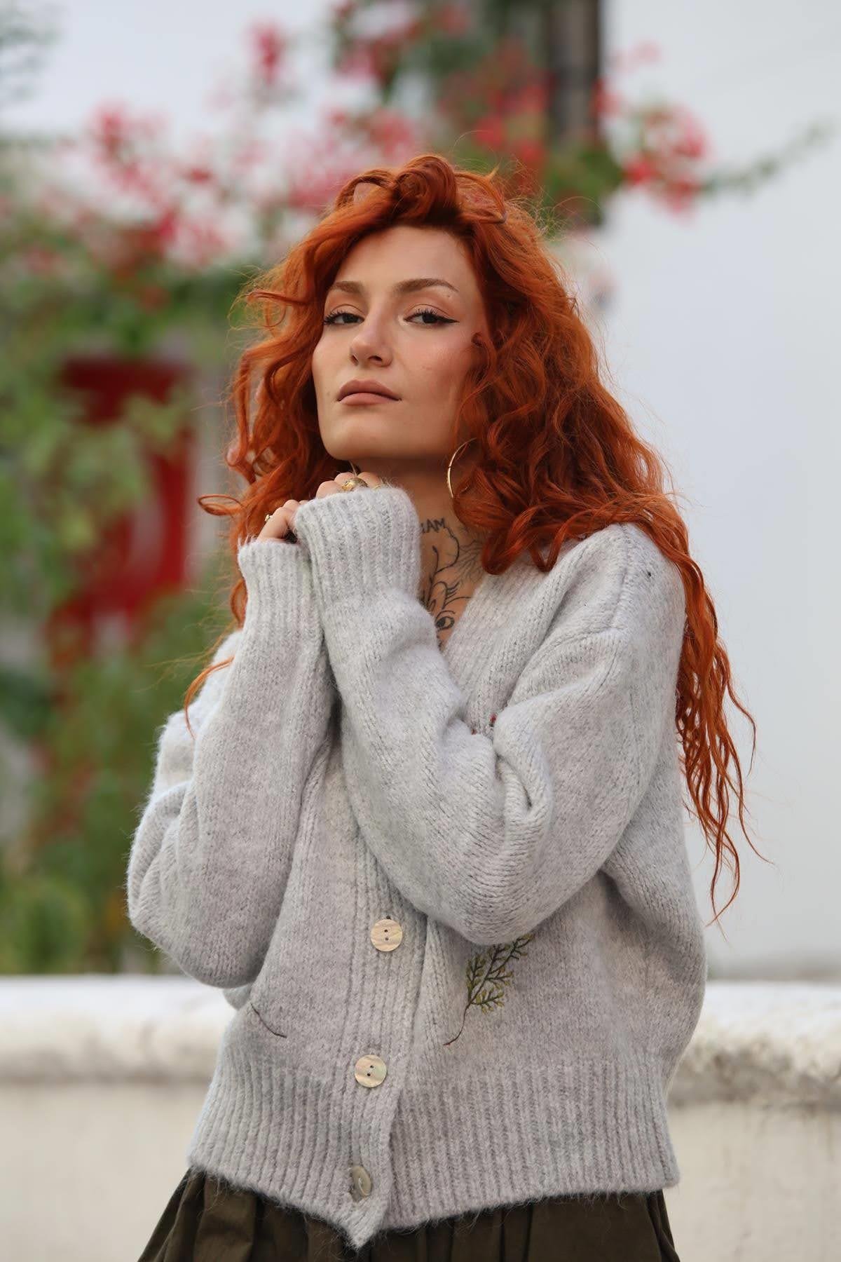 Gri Çiçek Nakışlı Hırka