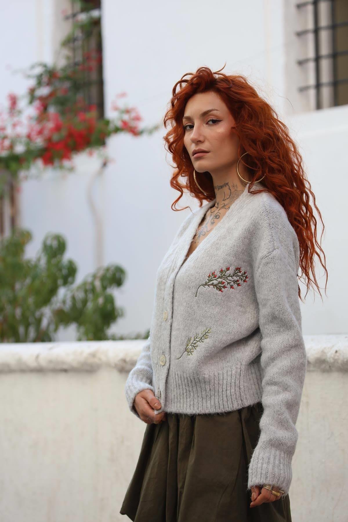 Gri Çiçek Nakışlı Hırka