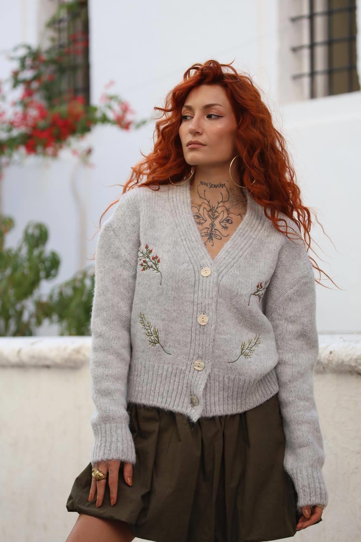 Gri Çiçek Nakışlı Hırka